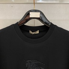 微阔版Burberry巴宝莉2026年春夏新款男士圆领短袖T恤,高端成衣欧货系列,极具设计感的一款单品, 微阔版Burberry巴宝莉2026年春夏新款男士圆领短袖T恤,高端成衣欧货系列,极具设计感的一款单品,