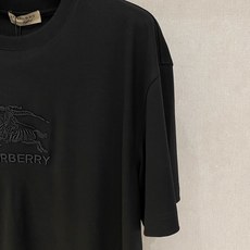 微阔版Burberry巴宝莉2026年春夏新款男士圆领短袖T恤,高端成衣欧货系列,极具设计感的一款单品, 微阔版Burberry巴宝莉2026年春夏新款男士圆领短袖T恤,高端成衣欧货系列,极具设计感的一款单品,