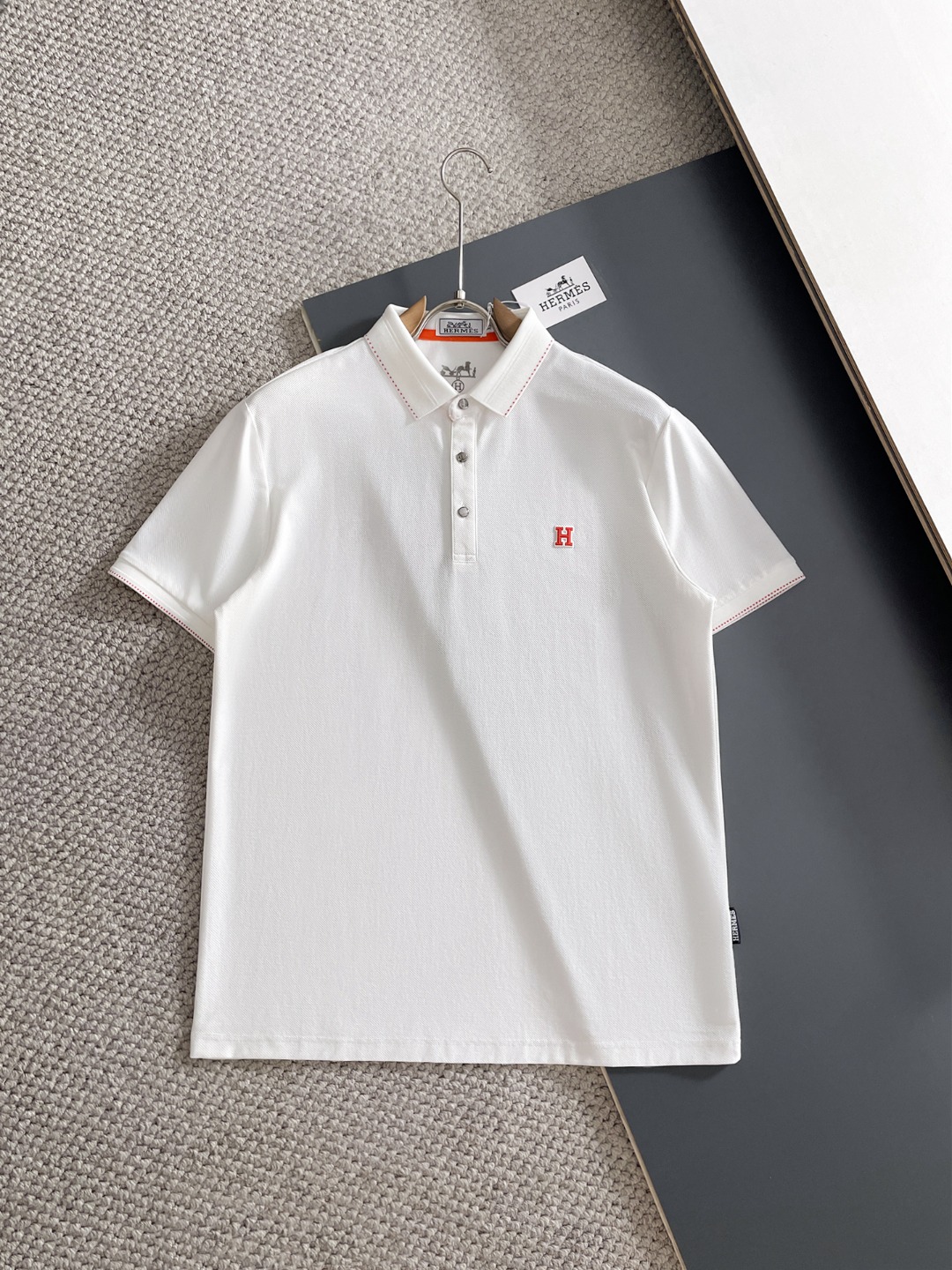 NO:838050,Hermes Hermes 2026ss summer new letter logo men's lapel Polo shirt!  Classic business men's style, the ceiling-level business men's style of high-end men's clothing!  Simple and fashionable yet elegant, it looks great when worn alone, and quality control/details control can be taken away with your eyes closed. It is low-key, luxurious and connotative!  The custom-woven mesh pique cotton fabric supplied by the customer is carefully made. The mesh texture is evenly arranged on the surface of the fabric. It has excellent breathability and heat dissipation and perspiration. The upper body comfort is completely better than ordinary single-sided jersey tissue!  The classic brand LOGO on the chest is made with top-notch craftsmanship. The LOGO is three-dimensional, clear and full, and has extraordinary texture. Whether it is worn as an inner layer or worn alone, it is a classic product!  The exquisite tailoring process, every detail is handled very standard and delicately, which cannot be compared with other low-end products on the market. It is a must-have basic and versatile Polo shirt for men!  Size M-4XL,,hermes,hermes,19860909Hermes爱马仕2026ss夏季新款字母logo男士翻领Polo衫！经典商务男款,高端男装的天花板级别的商务男款！简约时尚大气不失优雅,单穿内搭体面过人,品质控/细节控的闭眼带走,低调又奢华有内涵！ 客供定织网眼珠地棉布精心制成,面料表面排列均匀整齐的网眼纹理,透气性和散热排汗性极佳,上身舒适程度完全优于普通单面汗布组织！胸前经典的品牌LOGO标识,采用顶级工艺打造,LOGO立体清晰饱满,质感非凡的特质,无论是内搭还是单穿都是一款经典领域的产品！精妙绝伦的裁剪工艺,每一个细节处理的非常标准细腻,非市面一般LOW货可以媲美的,男士必入基础百搭款Polo衫推荐！ 尺码M-4XL,,hermes,hermes,,Men's clothing