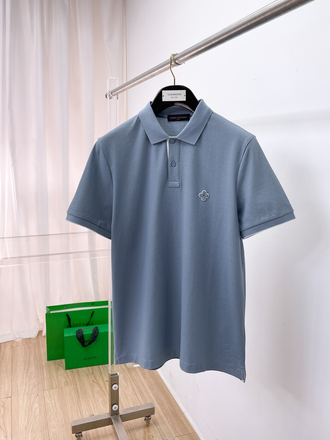 NO:828130,Lujia 26ss premium men's business casual pique cotton lapel POLO shirt, sold through trading company channels, sourced from the original factory, a favorite among high-end connoisseurs, new in spring and summer of 2026, in perfect condition!  !  The high-grade materials imported from Egypt are selected from the finest long-staple cotton raw materials with excellent sunlight in the Nile River area. They are woven and dyed in a century-old Italian workshop. It is an extremely luxurious and special material. The fabric properties are all excellent. The mesh structure is fine and natural, the gloss is excellent, the comfort and breathability are perfect, the tactile experience is self-evident, and the ultimate luxury enjoyment!  The details are exquisite, the appearance is first-class, the fashionable two-button placket design, equipped with a unique jacquard collar, the color is versatile, and the upper body effect is first-class. It is quite fashionable and can easily highlight the temperament. It is very capable and has an excellent age-reducing effect. It is a POLO shirt that shows great taste. It is a perfect item for urban high-end business commuting and leisure!  Size 48-58, size 50, shoulder width 44, bust 104, length 68, louis vuitton, louis vuitton,19860909驴家26ss高级男士商务休闲珠地棉翻领POLO衫,贸易公司渠道货,源自原厂代工出品,高端品鉴心水之物,26年春夏新品,品相完美如斯！！ 客供埃及进口高级物料,甄选尼罗河区域光照极好的上等长绒棉花原料,经过意大利百年工坊定织定染而成,极为奢华特殊的材质,面料属性皆为上乘,网眼结构细腻自然,光泽感极好,舒适性与透气性完美兼备,触感体验不言而喻,奢华极致享受！ 细节精湛考究,品相一流,时尚两扣开合门襟设计,搭载别致提花领,配色万能百搭,上身效果一流,颇具时髦亦显极易凸显出气质感,干练十足,减龄效果亦非常出色,属于非常彰显品位的一款POLO衫,都市高端商务通勤与休闲完美兼备的单品！ 尺码48-58 50码 肩宽44 胸围104 衣长68,,louis vuitton,louis vuitton,,Men's clothing
