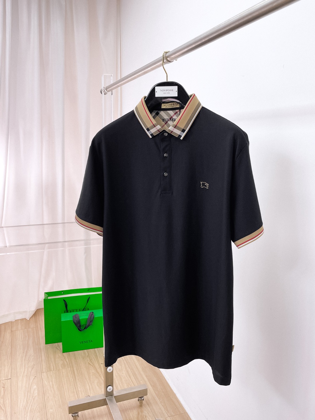 NO:828147,Burberry 2026ss summer new letter logo men's lapel Polo shirt!  Classic business men's style, the ceiling-level business men's style of high-end men's clothing!  Simple and fashionable yet elegant, it looks great when worn alone, and quality control/details control can be taken away with your eyes closed. It is low-key, luxurious and connotative!  The custom-woven mesh pique cotton fabric supplied by the customer is carefully made. The mesh texture is evenly arranged on the surface of the fabric. It has excellent breathability and heat dissipation and perspiration. The upper body comfort is completely better than ordinary single-sided jersey tissue!  The classic brand LOGO on the chest is made with top-notch craftsmanship. The LOGO is three-dimensional, clear and full, and has extraordinary texture. Whether it is worn as an inner layer or worn alone, it is a classic product!  The exquisite tailoring process, every detail is handled very standard and delicately, which cannot be compared with other low-end products on the market. It is a must-have basic and versatile Polo shirt for men!  Size M-4XL,,burberry,burberry,19860909Burberry巴宝莉2026ss夏季新款字母logo男士翻领Polo衫！经典商务男款,高端男装的天花板级别的商务男款！简约时尚大气不失优雅,单穿内搭体面过人,品质控/细节控的闭眼带走,低调又奢华有内涵！ 客供定织网眼珠地棉布精心制成,面料表面排列均匀整齐的网眼纹理,透气性和散热排汗性极佳,上身舒适程度完全优于普通单面汗布组织！胸前经典的品牌LOGO标识,采用顶级工艺打造,LOGO立体清晰饱满,质感非凡的特质,无论是内搭还是单穿都是一款经典领域的产品！精妙绝伦的裁剪工艺,每一个细节处理的非常标准细腻,非市面一般LOW货可以媲美的,男士必入基础百搭款Polo衫推荐！ 尺码M-4XL,,burberry,burberry,,Men's clothing