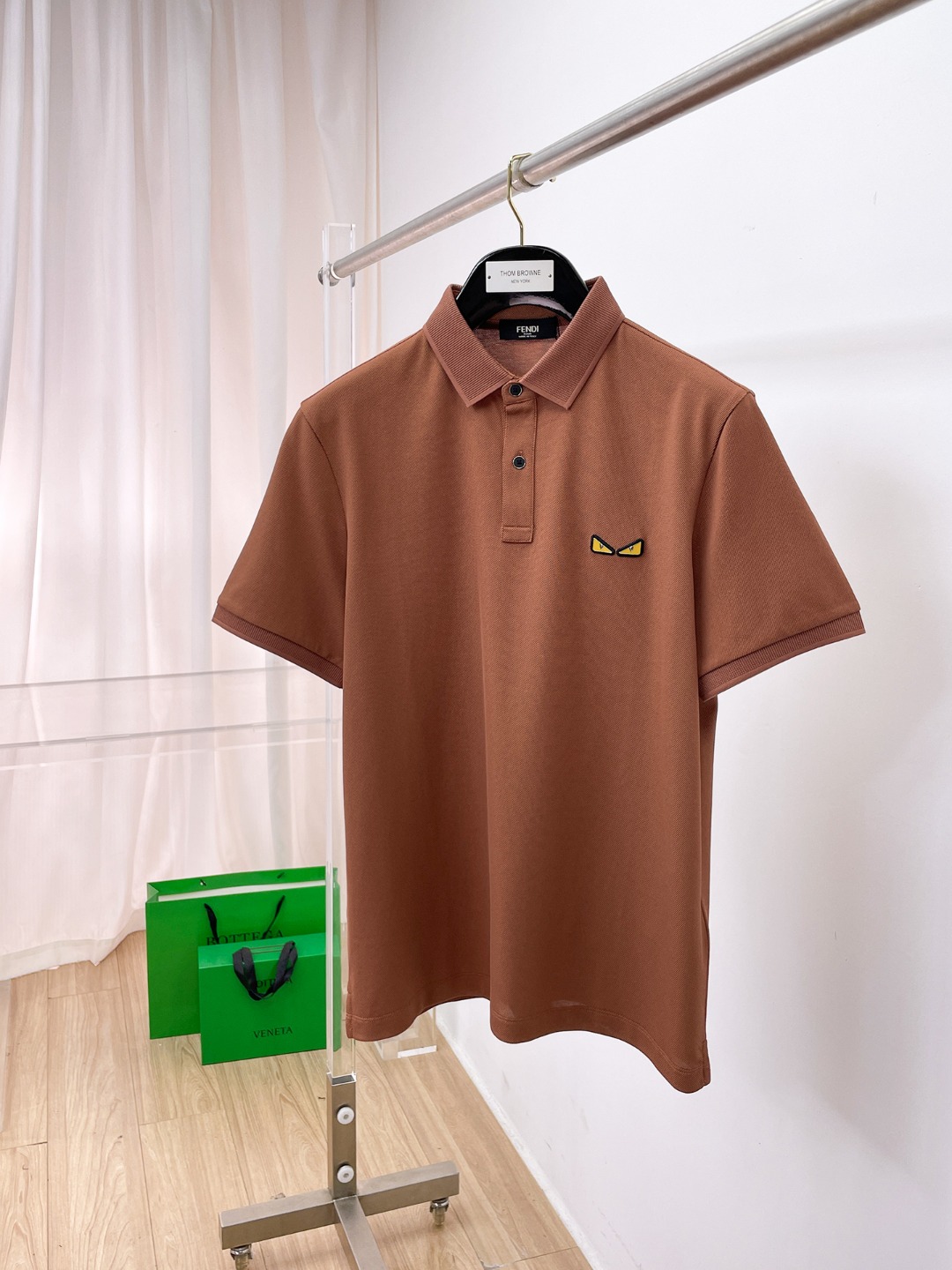 NO:828138,Fendi family high-end men's business casual pique cotton lapel POLO shirt, sold through trading company channels, sourced from the original factory, a favorite among high-end tasters, new in spring and summer of 2026, in perfect condition!  !  The high-grade materials imported from Egypt are selected from the finest long-staple cotton raw materials with excellent sunlight in the Nile River area. They are woven and dyed in a century-old Italian workshop. It is an extremely luxurious and special material. The fabric properties are all excellent. The mesh structure is fine and natural, the gloss is excellent, the comfort and breathability are perfect, the tactile experience is self-evident, and the ultimate luxury enjoyment!  The details are exquisite, the appearance is first-class, the fashionable two-button placket design, equipped with a unique jacquard collar, the color is versatile, and the upper body effect is first-class. It is quite fashionable and can easily highlight the temperament. It is very capable and has an excellent age-reducing effect. It is a POLO shirt that shows great taste. It is a perfect item for urban high-end business commuting and leisure!  Size 48-58, size 50, shoulder width 44, bust 104, length 68,,fendi,fendi,dior,19860909Fendi芬迪家族高级男士商务休闲珠地棉翻领POLO衫,贸易公司渠道货,源自原厂代工出品,高端品鉴心水之物,26年春夏新品,品相完美如斯！！ 客供埃及进口高级物料,甄选尼罗河区域光照极好的上等长绒棉花原料,经过意大利百年工坊定织定染而成,极为奢华特殊的材质,面料属性皆为上乘,网眼结构细腻自然,光泽感极好,舒适性与透气性完美兼备,触感体验不言而喻,奢华极致享受！ 细节精湛考究,品相一流,时尚两扣开合门襟设计,搭载别致提花领,配色万能百搭,上身效果一流,颇具时髦亦显极易凸显出气质感,干练十足,减龄效果亦非常出色,属于非常彰显品位的一款POLO衫,都市高端商务通勤与休闲完美兼备的单品！尺码48-58 50码 肩宽44 胸围104 衣长68,,fendi,fendi,dior,,Men's clothing