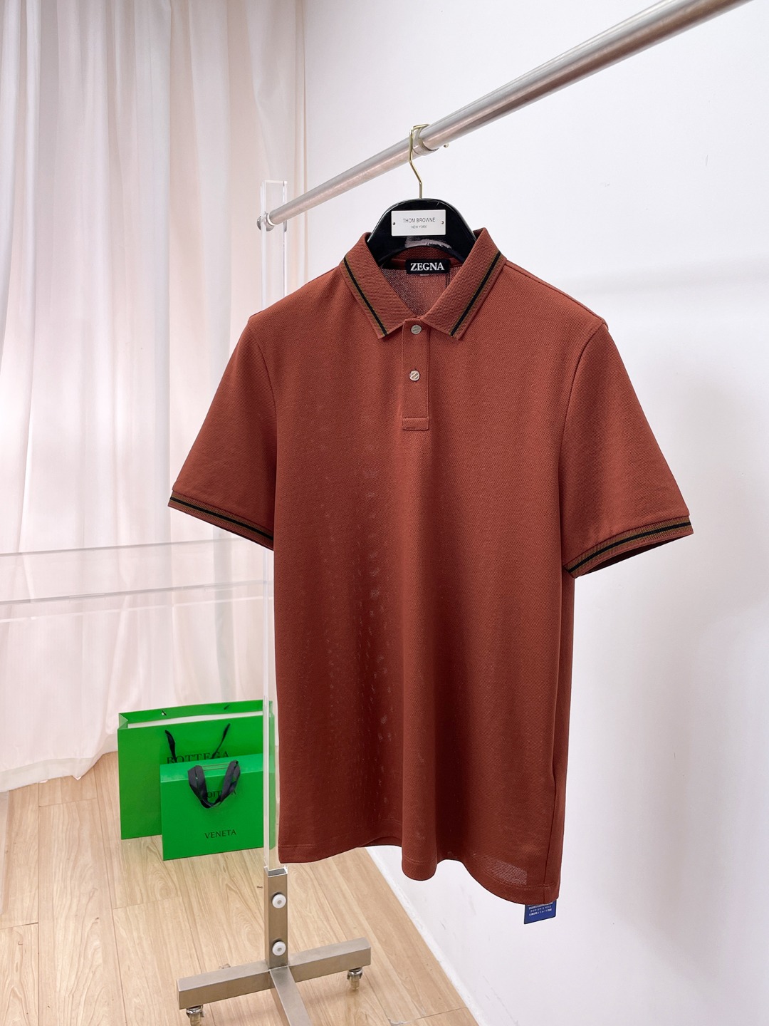 NO:833268,Ermenegildo Zegna EZ men's high-end business casual mulberry silk blended pique cotton lapel POLO shirt, sold through trading company channels, produced by the original factory, new in spring and summer of 2026, luxury tasting product!  !  Classic ace series!  A high-end luxury and platinum-level classic basic POLO shirt. The overall design perfectly integrates Italian aesthetics and inherits the genes of the Jie family. It takes the minimalist route, is both solemn and harmonious, and is in line with modern urban aesthetics!  Imported Egyptian long-staple cotton fabrics are supplied to customers, and are custom-woven and dyed in the garment process of well-established Italian workshops. It is an extremely luxurious and special material with excellent fabric properties. It is blended with 13 mulberry silk material to create a unique fabric type!  The mesh structure is exquisite, the texture is first-class, it has excellent skin-friendliness, delicate touch, superior skin feel and breathable functionality, and an unparalleled luxury experience for the upper body, subverting the previous perception of fabrics. In addition, the luster brought by the texture itself is quite high-end!  The details are incomparably exquisite, the metal buttons are very stunning, the fashionable two-button placket design, and the contrasting collar are quite elegant. The upper body is full of Italian accents, full of style, and the color scheme is versatile and versatile. It meets the needs of business commuting and casual outings. It is a must-have POLO shirt for those who control quality and fabrics!  Size M-4XL M size, shoulder width 44, bust 100, length 68,,zegna,19860909杰尼亚EZ男士高端商务休闲桑蚕丝混纺珠地棉翻领POLO衫,贸易公司渠道货,原厂代工出品,26年春夏新品,奢华品鉴产物！！经典王牌系列！ 高端奢华且白金级的一款经典基础款POLO衫,通体的设计完美融合意式美学,且传承了杰家族的基因,走极简主义的路线,亦庄亦谐,符合现代都市审美！ 客供进口埃及长绒棉面料,意大利老牌工坊成衣工序定织定染,极为奢华特殊的材质,面料属性皆为上乘,融合13桑蚕丝材质,缔造出独一无二的面料类型！ 网眼结构细腻,质感一流,亲肤性极佳,触感细腻,自带优越的肤感与透气功能性,上身无敌的奢华享受,颠覆以往对于面料的认知,另外肌理本身所带来的光泽感颇为高级上乘！ 细节无敌精湛,金属制钮扣加持非常惊艳,时尚两扣开合门襟设计,搭载撞色领,颇为优雅,上身满满的意式腔调感,型格十足,配色轻熟万能百搭,符合商务通勤及出街休闲的穿搭需求,于品质和面料控必入的一款POLO衫！尺码M-4XL M码 肩宽44 胸围100 衣长68,,zegna,,Men's clothing