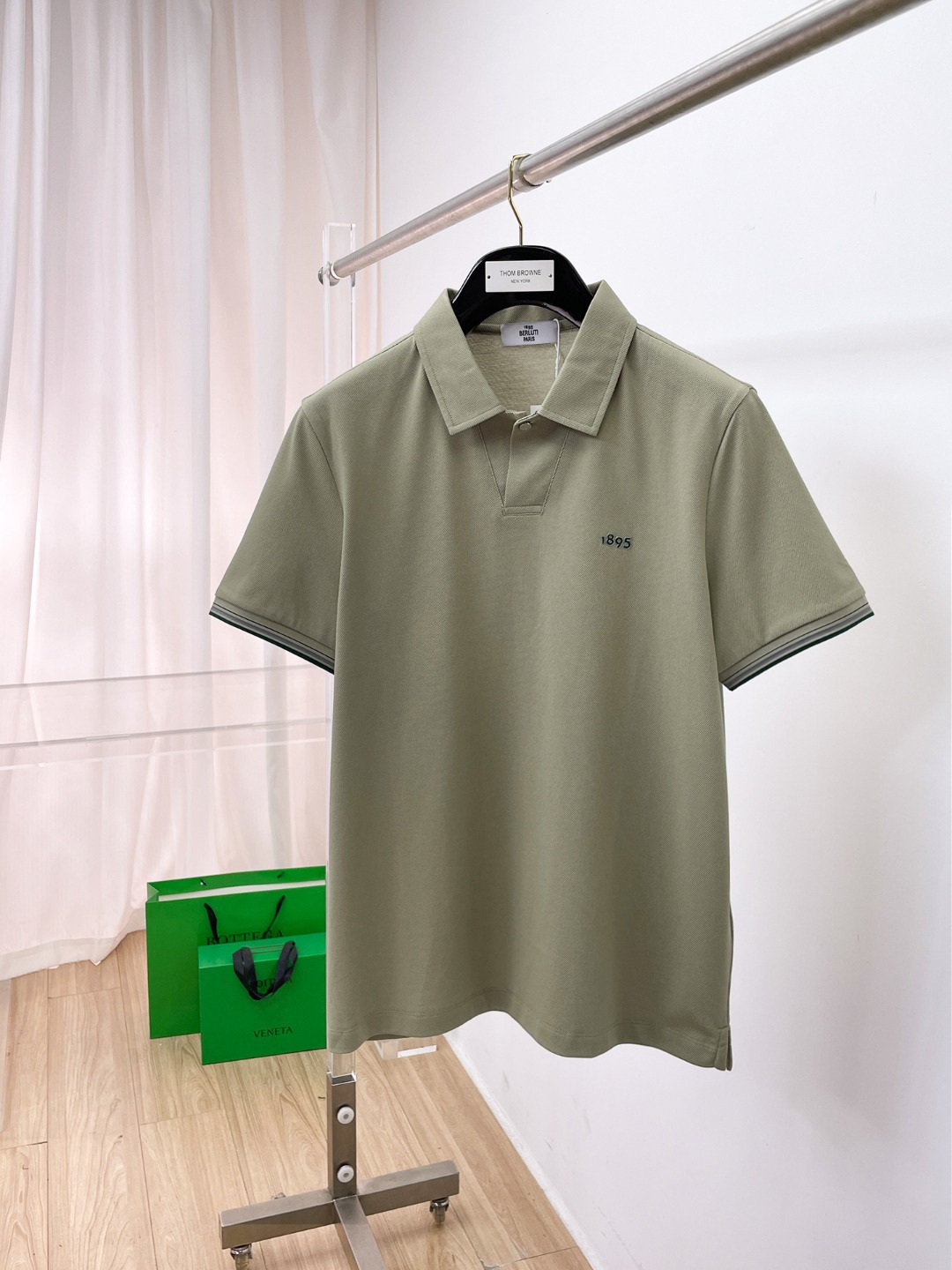 NO:828157,/ Bruti family's high-end men's business casual pique cotton lapel POLO shirt, sold through trading company channels, sourced from the original factory, a favorite among high-end tasters, new in spring and summer of 2026, in perfect condition!  !  The high-grade materials imported from Egypt are selected from the finest long-staple cotton raw materials with excellent sunlight in the Nile River area. They are woven and dyed in a century-old Italian workshop. It is an extremely luxurious and special material. The fabric properties are all excellent. The mesh structure is fine and natural, the gloss is excellent, the comfort and breathability are perfect, the tactile experience is self-evident, and the ultimate luxury enjoyment!  The details are exquisite, the appearance is first-class, the fashionable two-button placket design, equipped with a unique jacquard collar, the color is versatile, and the upper body effect is first-class. It is quite fashionable and can easily highlight the temperament. It is very capable and has an excellent age-reducing effect. It is a POLO shirt that shows great taste. It is a perfect item for urban high-end business commuting and leisure!  Size 48-58, size 50, shoulder width 44, bust 104, length 68,,19860909/ 布鲁提家族高级男士商务休闲珠地棉翻领POLO衫,贸易公司渠道货,源自原厂代工出品,高端品鉴心水之物,26年春夏新品,品相完美如斯！！ 客供埃及进口高级物料,甄选尼罗河区域光照极好的上等长绒棉花原料,经过意大利百年工坊定织定染而成,极为奢华特殊的材质,面料属性皆为上乘,网眼结构细腻自然,光泽感极好,舒适性与透气性完美兼备,触感体验不言而喻,奢华极致享受！ 细节精湛考究,品相一流,时尚两扣开合门襟设计,搭载别致提花领,配色万能百搭,上身效果一流,颇具时髦亦显极易凸显出气质感,干练十足,减龄效果亦非常出色,属于非常彰显品位的一款POLO衫,都市高端商务通勤与休闲完美兼备的单品！尺码48-58 50码 肩宽44 胸围104 衣长68,,,Men's clothing