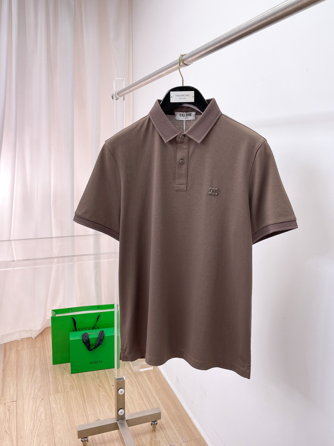 NO:833276,// Celine family high-end men's business casual piqué cotton lapel POLO shirt, sold through trading company channels, sourced from the original factory, a favorite among high-end tasters, new in spring and summer of 25, in perfect condition!  !  Hedi's appearance has completely changed the style of the entire CEL family, reshaping the minimalist high-end urban aesthetic style, interpreting the unique French elegance and fashion very well. The all-over shape design continues the aesthetic tone of CEL. Although simple, it effectively highlights the fashion sense of the single product. The iconic brand logo is injected on the chest and is made of metal enamel craft material. It is very light and luxurious and enriches the vision, showing a sense of high-end and gorgeousness!  The high-grade materials imported from Egypt are selected from the finest long-staple cotton raw materials with excellent sunlight in the Nile River area. They are woven and dyed in a century-old Italian workshop. It is an extremely luxurious and special material. The fabric properties are all excellent. The mesh structure is fine and natural, the gloss is excellent, the comfort and breathability are perfect, the tactile experience is self-evident, and the ultimate luxury enjoyment!  The details are exquisite, the appearance is first-class, the fashionable two-button placket design, equipped with a unique jacquard collar, the color is versatile, and the upper body effect is first-class. It is quite fashionable and can easily highlight the temperament. It is very capable and has an excellent age-reducing effect. It is a POLO shirt that shows great taste. It is a perfect item for urban high-end business commuting and leisure!  Size 48-58, size 50, shoulder width 44, bust 104, length 68, celine, louis vuitton,19860909//塞林celine 家族高级男士商务休闲珠地棉翻领POLO衫,贸易公司渠道货,源自原厂代工出品,高端品鉴心水之物,25年春夏新品,品相完美如斯！！ Hedi的登场,使整个CEL家族画风全变,重塑了极简高级都市美学风,将法式独特的优雅与时尚诠释非常到位,通体造型设计延续了CEL的美学基调,虽简却有力凸显了单品的时尚感,胸前注入了标志性品牌标识,以金属珐琅工艺材质打造而成,非常轻奢且丰富了视觉,展现了高级感和华丽感！ 客供埃及进口高级物料,甄选尼罗河区域光照极好的上等长绒棉花原料,经过意大利百年工坊定织定染而成,极为奢华特殊的材质,面料属性皆为上乘,网眼结构细腻自然,光泽感极好,舒适性与透气性完美兼备,触感体验不言而喻,奢华极致享受！ 细节精湛考究,品相一流,时尚两扣开合门襟设计,搭载别致提花领,配色万能百搭,上身效果一流,颇具时髦亦显极易凸显出气质感,干练十足,减龄效果亦非常出色,属于非常彰显品位的一款POLO衫,都市高端商务通勤与休闲完美兼备的单品！尺码48-58 50码 肩宽44 胸围104 衣长68,,celine,louis vuitton,,Men's clothing