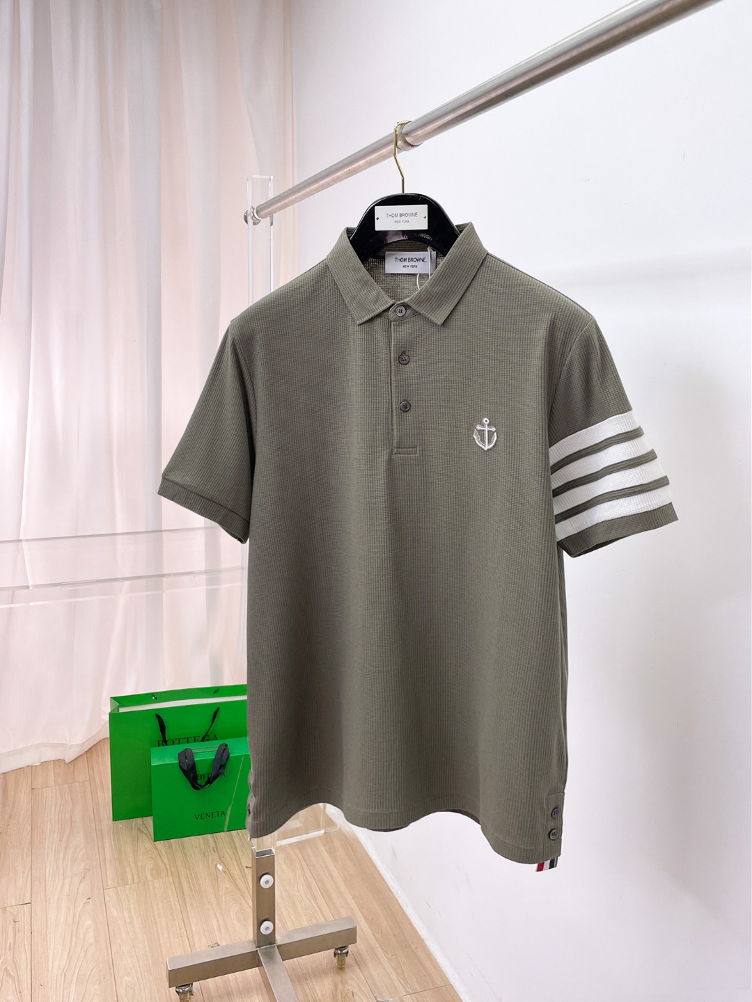 NO:833252,thombrowne TB5 spring and summer new model, high-end first-line ace series, perfect word-of-mouth product!  !  Waffle fabric POLO shirts are rare on the market. We use imported waffle fabrics and select high-quality long-staple cotton raw materials with excellent light exposure. They are soft gold in cotton and are produced in very rare quantities. After being custom-woven and dyed in a century-old Italian workshop, they create an extremely outstanding texture. The fabric attributes are all excellent, with fine and natural soft texture, perfect combination of comfort and breathability. The tactile experience is self-evident and the gloss is excellent!  The details are perfect, with a fashionable three-button placket and a contrasting lapel design, which is quite elegant and high-end. The brand badge logo is decorated on the chest, which is a perfect soul-like embellishment. The iconic coffee-colored webbing element is retained at the hem opening and closing!  The color matching is versatile, and each color can interpret a unique styling effect. It is a polo POLO shirt that highlights your temperament and taste. It is a perfect combination of business and leisure for urban high-end elites and petty bourgeoisie!  Size M-4XL,,thom browne,gold,19860909thombrowne汤姆布朗TB5年春夏新款,高端一线王牌系列,完美口碑化产物！！ 华夫格面料POLO衫,市面稀罕少见, 客供进口华夫格面料,甄选光照极好的上等长绒棉花原料,属于棉花中的软黄金,产量非常稀有,经过意大利百年工坊定织定染,缔造出极为出色的质感,面料属性皆为上乘,肌理细腻自然柔软,舒适性与透气性完美兼备,触感体验不言而喻,光泽感极好！ 细节完美如斯,时髦三扣开合门襟,搭载撞色的翻领设计,颇为优雅高级,胸前饰有品牌徽章标识体,属于灵魂式的完美点缀,下摆开合处保留了标志性咖色织带元素！ 配色万能百搭,每色都可诠释出别具一格的造型效果,非常凸显气质和品位的一款马球POLO衫,都市高端精英小资商务与休闲完美兼备！ 尺码M-4XL,,thom browne,gold,,Men's clothing