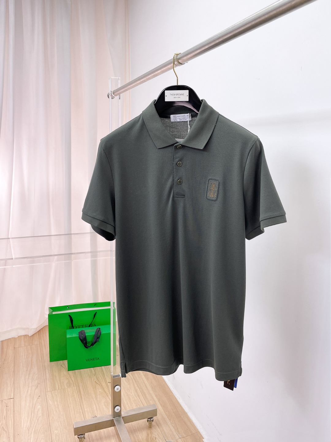 NO:828164,BC26 spring and summer new style, high-end first-line ace series, perfect word-of-mouth product!  !  The waffle fabric POLO shirt is rare on the market. It is made from high-grade 100% Pima cotton material imported from Peru. It selects the best long-staple cotton raw material with excellent light. It is the soft gold in cotton. The output is very rare. It has been custom-woven and dyed in a century-old Italian workshop to create an extremely excellent texture. The fabric attributes are all superior, the texture is delicate and naturally soft, and the comfort and breathability are perfect. The tactile experience is self-evident, and the gloss is excellent!  The details are perfect, with a fashionable three-button placket and a contrasting lapel design, which is quite elegant and high-end. The brand badge logo is decorated on the chest, which is a perfect soul-like embellishment. The iconic coffee-colored webbing element is retained at the hem opening and closing!  The color matching is versatile, and each color can interpret a unique styling effect. It is a polo POLO shirt that highlights your temperament and taste. It is a perfect combination of business and leisure for urban high-end elites and petty bourgeoisie!  Size M-4XL,,gold,19860909BC26年春夏新款,高端一线王牌系列,完美口碑化产物！！ 华夫格面料POLO衫,市面稀罕少见, 客供秘鲁进口高级百分百匹马棉物料,甄选光照极好的上等长绒棉花原料,属于棉花中的软黄金,产量非常稀有,经过意大利百年工坊定织定染,缔造出极为出色的质感,面料属性皆为上乘,肌理细腻自然柔软,舒适性与透气性完美兼备,触感体验不言而喻,光泽感极好！ 细节完美如斯,时髦三扣开合门襟,搭载撞色的翻领设计,颇为优雅高级,胸前饰有品牌徽章标识体,属于灵魂式的完美点缀,下摆开合处保留了标志性咖色织带元素！ 配色万能百搭,每色都可诠释出别具一格的造型效果,非常凸显气质和品位的一款马球POLO衫,都市高端精英小资商务与休闲完美兼备！ 尺码M-4XL,,gold,,Men's clothing