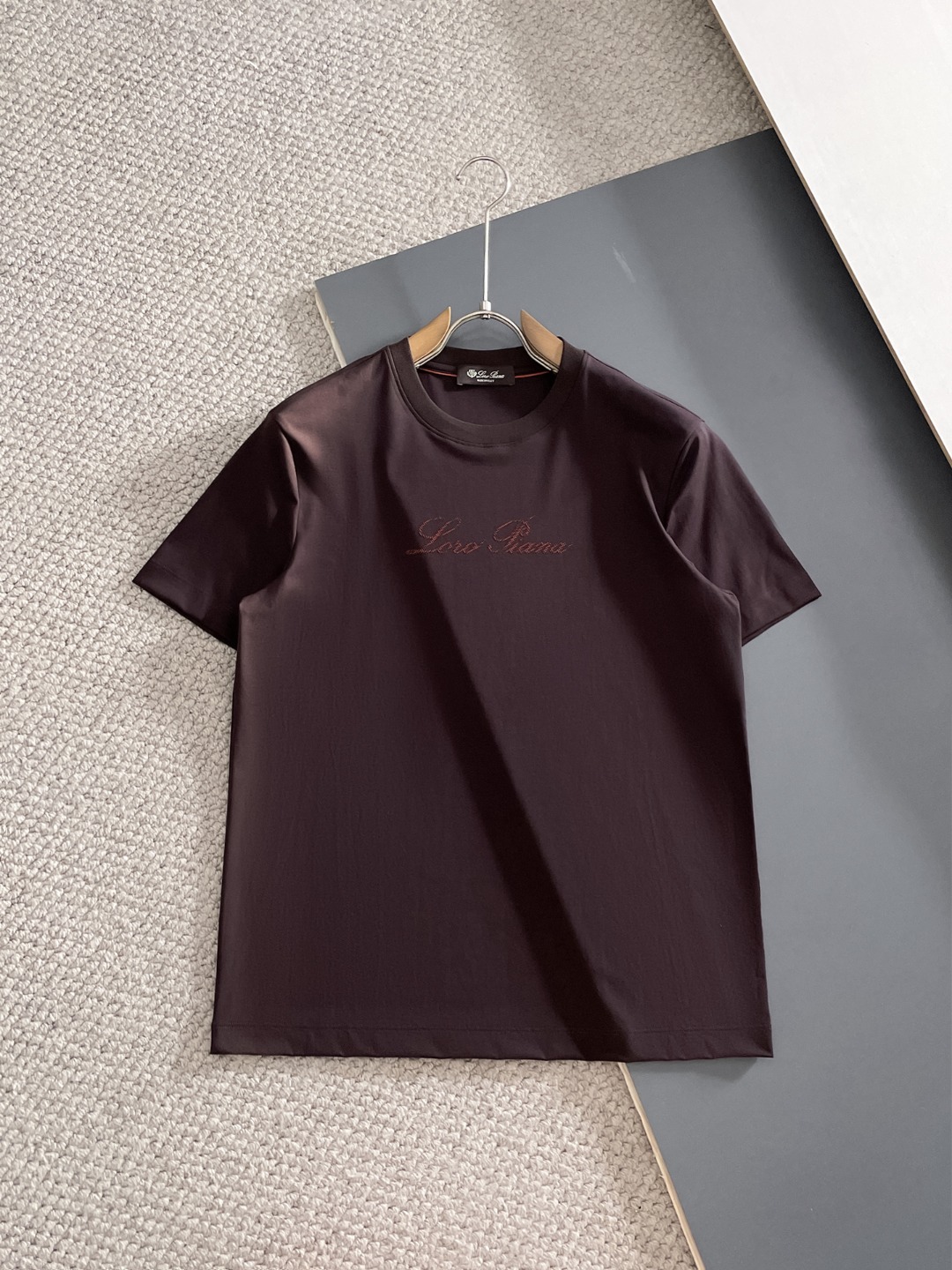 NO:848941,High-end series LP Nuoyoupanya 2026 spring and summer new men's round-neck short-sleeved T-shirt, high-end ready-to-wear European product series, a single product with great sense of design, embroidery design on the front chest, top-notch lycra cotton fabric supplied by foreign merchants, extremely comfortable and breathable,  It has positive skin-friendliness, subverts the comfort experience brought by traditional fabrics, and has exquisite craftsmanship and accessories. The brand pattern on the chest is uniquely designed and has a strong style. The original tailoring at the counter and meticulous detail processing better highlight its quality. It is a must-have for street fashionistas.  Size M-4XL,,loro piana,T-shirt,tees,t-shirt,19860909高端系列LP诺悠翩雅2026年春夏新款男士圆领短袖T恤,高端成衣欧货系列,极具设计感的一款单品,前胸工艺刺绣设计,顶级外商客供莱卡棉面料,上手极微舒适透气,亲肤性积极,颠覆传统面料所带来的舒适体验,工艺辅料考究.胸前品牌图案以独特设计,风格性极强.专柜原版剪裁,一丝不苟细节处理更佳彰显其品质,街头时尚达人必入. 尺码M-4XL,,loro piana,T-shirt,tees，t-shirt,,Men's clothing