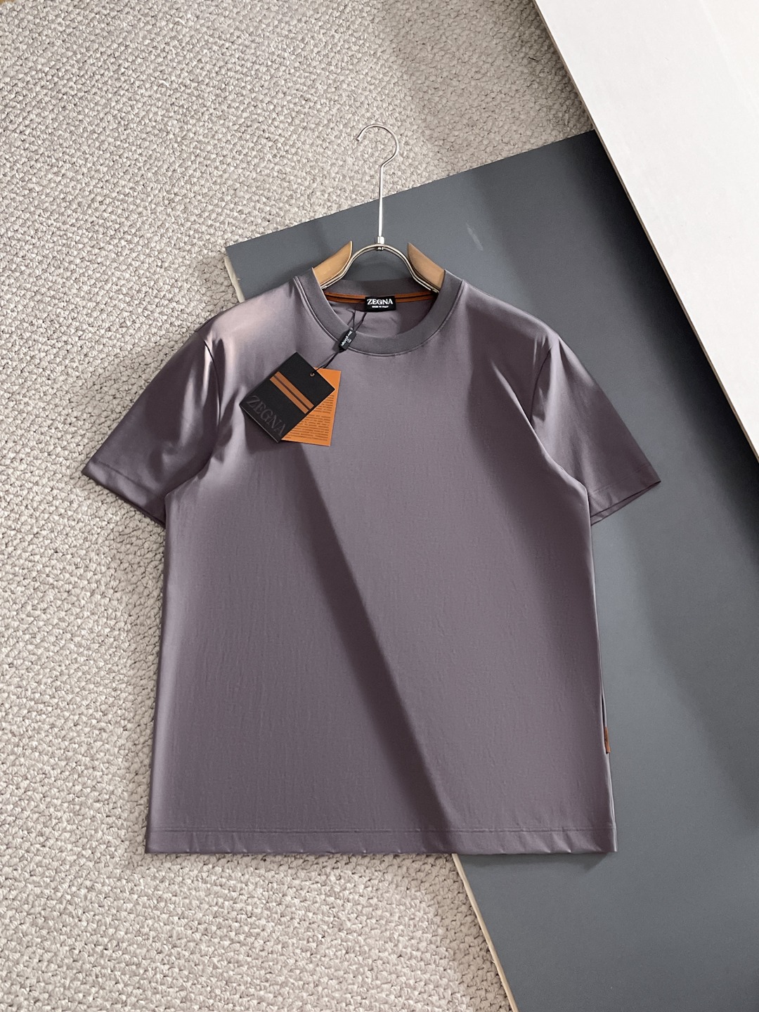 NO:848943,High-end series Zegna Zegna's 2026 spring and summer new men's round-neck short-sleeved T-shirt, high-end ready-to-wear European product series, a single product with great sense of design, embroidery design on the front chest, top-notch Lycra cotton fabric supplied by foreign merchants, extremely comfortable and breathable  , has positive skin-friendly properties, subverts the comfort experience brought by traditional fabrics, and has exquisite craftsmanship and accessories. The brand pattern on the chest is uniquely designed and has a strong style. The original tailoring at the counter and meticulous detail processing better highlight its quality. It is a must-have for street fashionistas.  Size M-4XL,,zegna,T-shirt,tees,t-shirt,19860909高端系列Zegna杰尼亚2026年春夏新款男士圆领短袖T恤,高端成衣欧货系列,极具设计感的一款单品,前胸工艺刺绣设计,顶级外商客供莱卡棉面料,上手极微舒适透气,亲肤性积极,颠覆传统面料所带来的舒适体验,工艺辅料考究.胸前品牌图案以独特设计,风格性极强.专柜原版剪裁,一丝不苟细节处理更佳彰显其品质,街头时尚达人必入. 尺码M-4XL,,zegna,T-shirt,tees，t-shirt,,Men's clothing