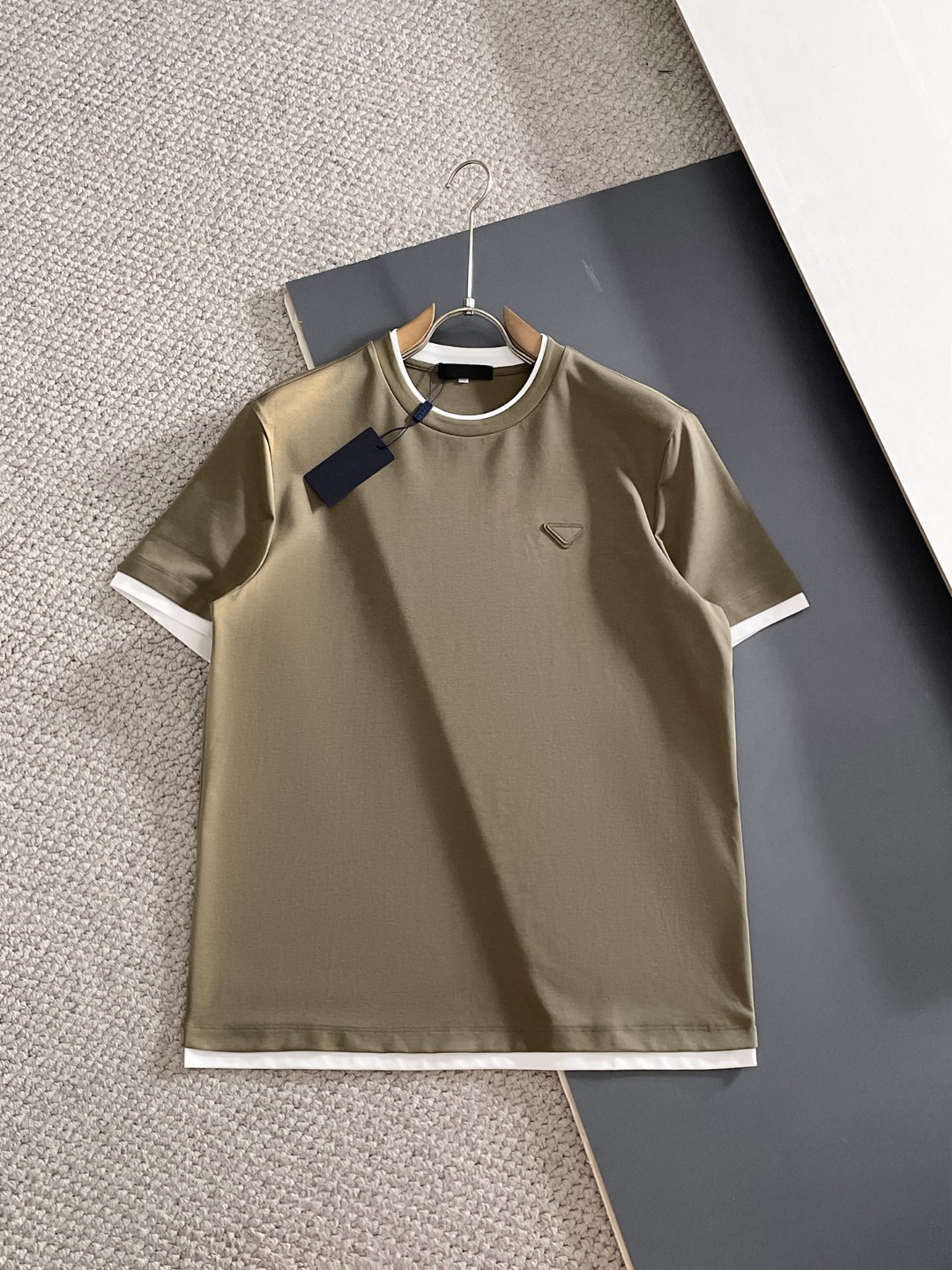NO:848945,High-end series Prada 26ss new spring and summer short-sleeved T-shirt with minimalist body shape!  Top-grade knitted cotton blended texture. The overall touch is extremely comfortable, full of stretch and skin-friendly effect. Classic short-sleeved. Ordered through trading company channels and sold simultaneously on the official website. Simple and elegant, fashionable and versatile, and the appearance is impeccable!! The quality of the fabric is also of the same high standard as always. It is soft, stylish, breathable and comfortable. The upper body has a good drape and is not easy to deform! It is also not easy to fade!  It makes the overall upper body effect more low-key, luxurious, noble and elegant! It shows a different flavor! Business casual, fashionable and versatile, it is simply a must-have item for every successful man! Size M-4XL,, prada, prada, T-shirt, tees, t-shirt,19860909高端系列 Prada普拉达26ss春夏新品短袖T恤衫 极简的衣身造型！ 顶级针织棉质混纺质地 整体的触感极为舒适,弹力十足亲肤效果高级,经典短袖 贸易公司渠道订单,官网同步发售,简约大气,时尚百搭,品相更是无法挑剔!!面料这块品质也是一如既往的高规格 柔软有型、透气舒适.上身垂感好,不易变形!更不易褪色! 使得整体的上身效果更加的低调奢华,高贵典雅!彰显出别样的风味!商务休闲,时尚百搭,简直是每位成功男士的必备单品! 码数M-4XL,,prada,prada,T-shirt,tees，t-shirt,,Men's clothing