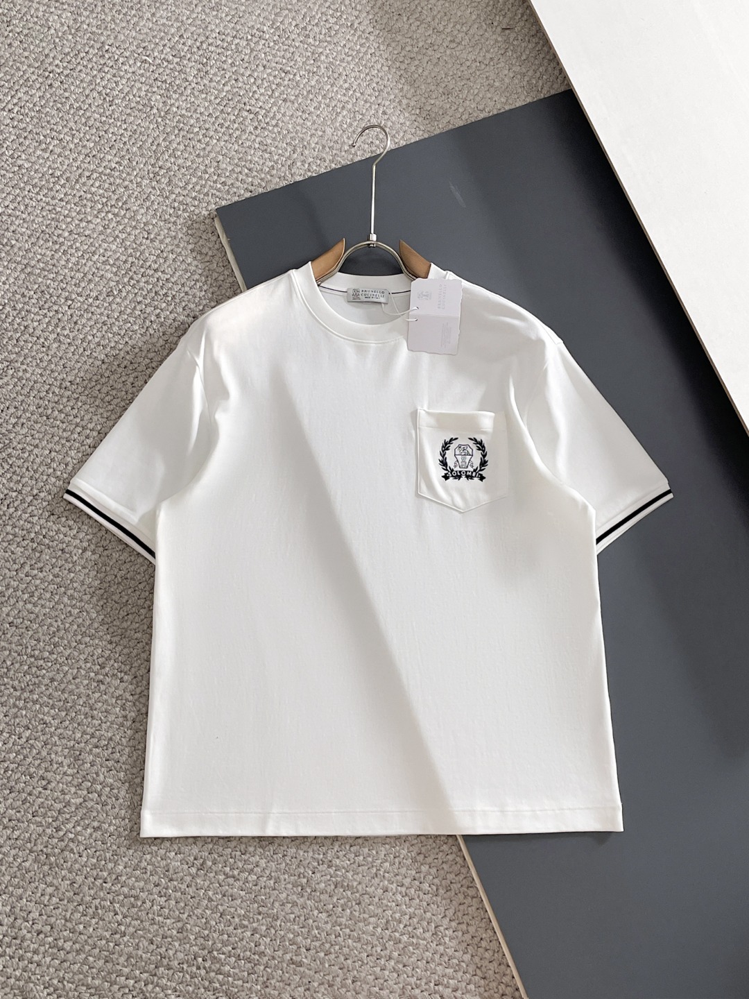 NO:848947,High-end series BC 2026 spring and summer new men's round-neck short-sleeved T-shirt, high-end ready-to-wear European product series, a single product with great sense of design, embroidery design on the chest, top-grade Lycra cotton fabric supplied by foreign merchants, extremely comfortable and breathable, positive skin-friendly, subverting the comfort experience brought by traditional fabrics, exquisite craftsmanship and accessories. The brand pattern on the chest is uniquely designed, with a strong style. Original counter tailoring, meticulous detail processing better highlights its quality, a must-have for street fashionistas.  Size M-4XL,,T-shirt,tees,t-shirt,19860909高端系列BC2026年春夏新款男士圆领短袖T恤,高端成衣欧货系列,极具设计感的一款单品,前胸工艺刺绣设计,顶级外商客供莱卡棉面料,上手极微舒适透气,亲肤性积极,颠覆传统面料所带来的舒适体验,工艺辅料考究.胸前品牌图案以独特设计,风格性极强.专柜原版剪裁,一丝不苟细节处理更佳彰显其品质,街头时尚达人必入. 尺码M-4XL,,T-shirt,tees，t-shirt,,Men's clothing