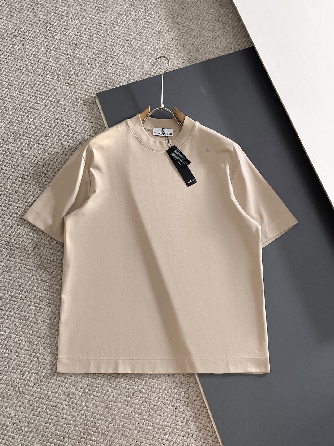 NO:848949,High-end series Stone Island micro wide version 2026 spring and summer new men's round neck short-sleeved T-shirt, high-end ready-to-wear European product series, a single product with great sense of design, embroidery design on the front chest, top-notch Lycra cotton fabric supplied by foreign merchants, extremely comfortable and breathable.  It has positive skin-friendliness, subverts the comfort experience brought by traditional fabrics, and has exquisite craftsmanship and accessories. The brand pattern on the chest is uniquely designed and has a strong style. The original tailoring at the counter and meticulous detail processing better highlight its quality. It is a must-have for street fashionistas.  Size M-4XL,,T-shirt,tees,t-shirt,19860909高端系列石头岛微阔版2026年春夏新款男士圆领短袖T恤,高端成衣欧货系列,极具设计感的一款单品,前胸工艺刺绣设计,顶级外商客供莱卡棉面料,上手极微舒适透气,亲肤性积极,颠覆传统面料所带来的舒适体验,工艺辅料考究.胸前品牌图案以独特设计,风格性极强.专柜原版剪裁,一丝不苟细节处理更佳彰显其品质,街头时尚达人必入. 尺码M-4XL,,T-shirt,tees，t-shirt,,Men's clothing