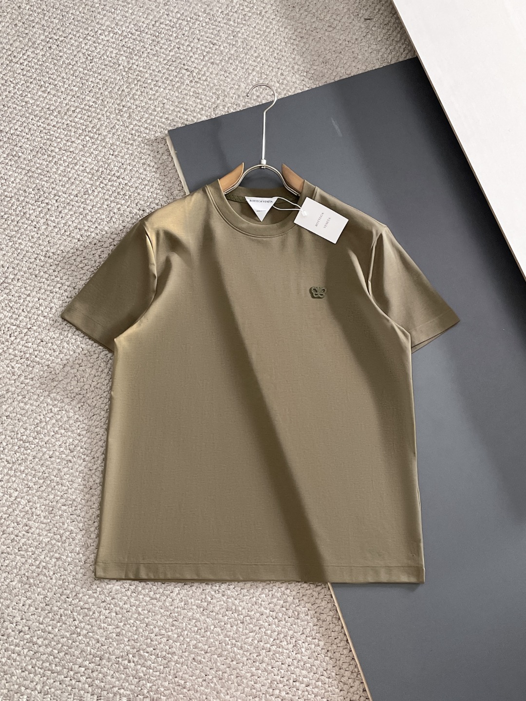 NO:848951,High-end series BV 2026 spring and summer new men's round-neck short-sleeved T-shirt, high-end ready-to-wear European product series, a single product with great sense of design, butterfly + leather collar design on the front chest, 100% pima cotton fabric supplied by top foreign merchants, extremely comfortable and breathable  , has positive skin-friendly properties, subverts the comfort experience brought by traditional fabrics, and has exquisite craftsmanship and accessories. The brand pattern on the chest is uniquely designed and has a strong style. The original tailoring at the counter and meticulous detail processing better highlight its quality. It is a must-have for street fashionistas.  Size M-4XL,,bottega veneta,T-shirt,tees,t-shirt,19860909高端系列BV2026年春夏新款男士圆领短袖T恤,高端成衣欧货系列,极具设计感的一款单品,前胸蝴蝶+拼皮领设计,顶级外商客供百分百匹马棉面料,上手极微舒适透气,亲肤性积极,颠覆传统面料所带来的舒适体验,工艺辅料考究.胸前品牌图案以独特设计,风格性极强.专柜原版剪裁,一丝不苟细节处理更佳彰显其品质,街头时尚达人必入. 尺码M-4XL,,bottega veneta,T-shirt,tees，t-shirt,,Men's clothing