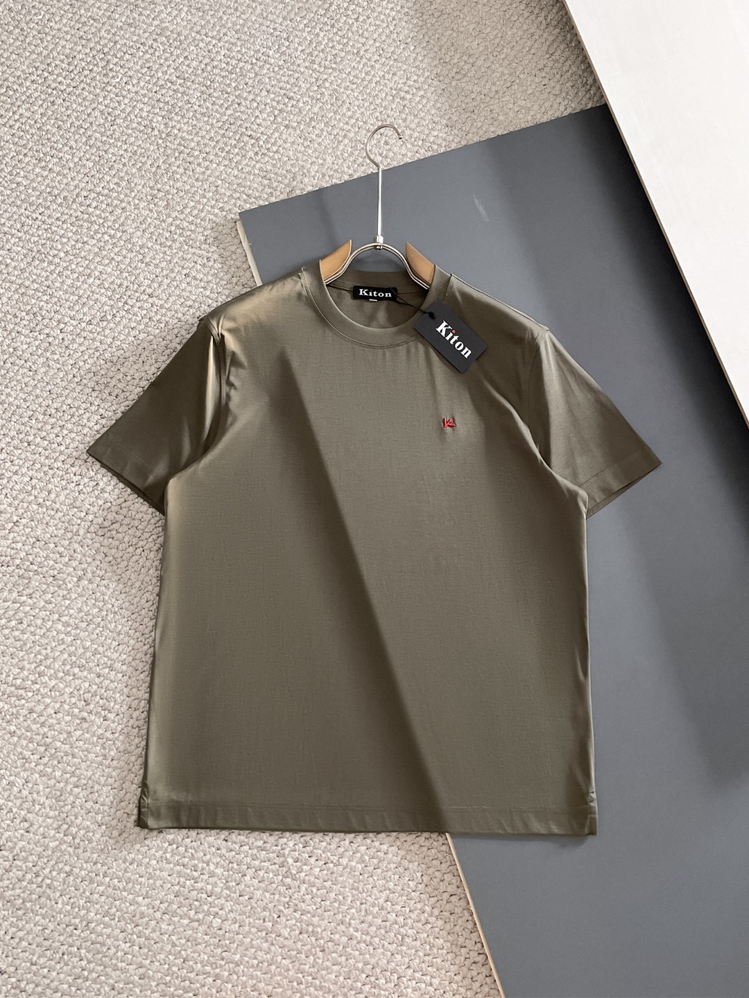 NO:848953,High-end series Kiton 2026 spring and summer new men's round-neck short-sleeved T-shirt, high-end ready-to-wear European product series, a single product with great sense of design, resin design on the front chest, top-notch Lycra cotton fabric supplied by foreign merchants, extremely comfortable and breathable  , has positive skin-friendly properties, subverts the comfort experience brought by traditional fabrics, and has exquisite craftsmanship and accessories. The brand pattern on the chest is uniquely designed and has a strong style. The original tailoring at the counter and meticulous detail processing better highlight its quality. It is a must-have for street fashionistas.  Size M-4XL,,T-shirt,tees,t-shirt,19860909高端系列kiton奇顿2026年春夏新款男士圆领短袖T恤,高端成衣欧货系列,极具设计感的一款单品,前胸工艺树脂设计,顶级外商客供莱卡棉面料,上手极微舒适透气,亲肤性积极,颠覆传统面料所带来的舒适体验,工艺辅料考究.胸前品牌图案以独特设计,风格性极强.专柜原版剪裁,一丝不苟细节处理更佳彰显其品质,街头时尚达人必入. 尺码M-4XL,,T-shirt,tees，t-shirt,,Men's clothing