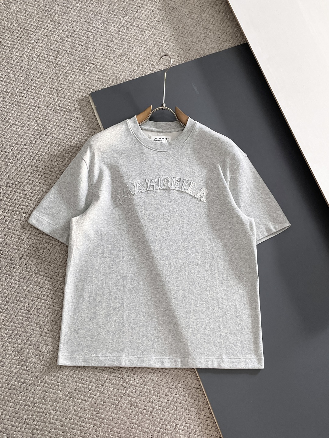 NO:848936,Margiela MM6 round neck short sleeves are loose Material 70 cotton 30 nylon Size 48-56 Size 48 50 52 54 56 Middle back length 65 66 68 69 71 Shoulder width 49 50 51 53 54 Bust 54 56 58 60 62 Sleeve length 23 24 24  25 25,,masion margiela,masion margiela,T-shirt,19860909马吉拉MM6圆领短袖 偏宽松 材质 70棉 30锦纶 尺码48-56 尺码 48 50 52 54 56 后中长 65 66 68 69 71 肩宽 49 50 51 53 54 胸围 54 56 58 60 62 袖长 23 24 24 25 25,,masion margiela,masion margiela,T-shirt,,Men's clothing