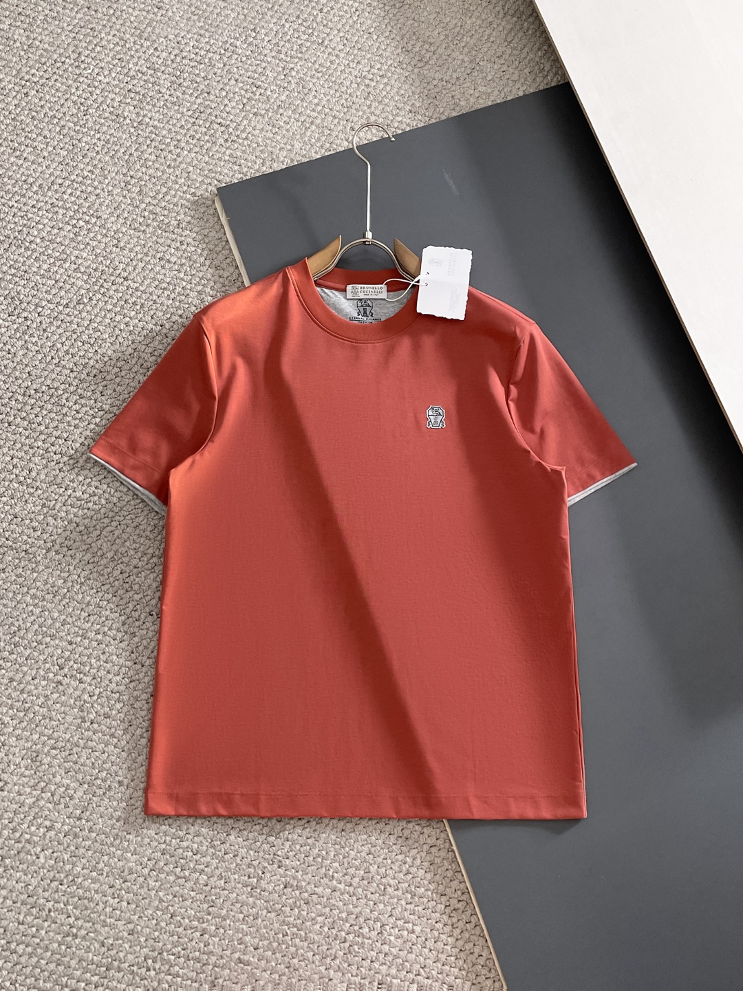 NO:848938,High-end series BC26ss new spring and summer short-sleeved T-shirt with minimalist body shape!  Top-grade knitted cotton blended texture. The overall touch is extremely comfortable, full of stretch and skin-friendly effect. Classic short-sleeved. Ordered through trading company channels and sold simultaneously on the official website. Simple and elegant, fashionable and versatile, and the appearance is impeccable!! The quality of the fabric is also of the same high standard as always. It is soft, stylish, breathable and comfortable. The upper body has a good drape and is not easy to deform! It is also not easy to fade!  It makes the overall upper body effect more low-key, luxurious, noble and elegant! It shows a different flavor! Business casual, fashionable and versatile, it is simply a must-have item for every successful man! Size M-4XL,, T-shirt, tees, t-shirt,19860909高端系列 BC26ss春夏新品短袖T恤衫 极简的衣身造型！ 顶级针织棉质混纺质地 整体的触感极为舒适,弹力十足亲肤效果高级,经典短袖 贸易公司渠道订单,官网同步发售,简约大气,时尚百搭,品相更是无法挑剔!!面料这块品质也是一如既往的高规格 柔软有型、透气舒适.上身垂感好,不易变形!更不易褪色! 使得整体的上身效果更加的低调奢华,高贵典雅!彰显出别样的风味!商务休闲,时尚百搭,简直是每位成功男士的必备单品! 码数M-4XL,,T-shirt,tees，t-shirt,,Men's clothing