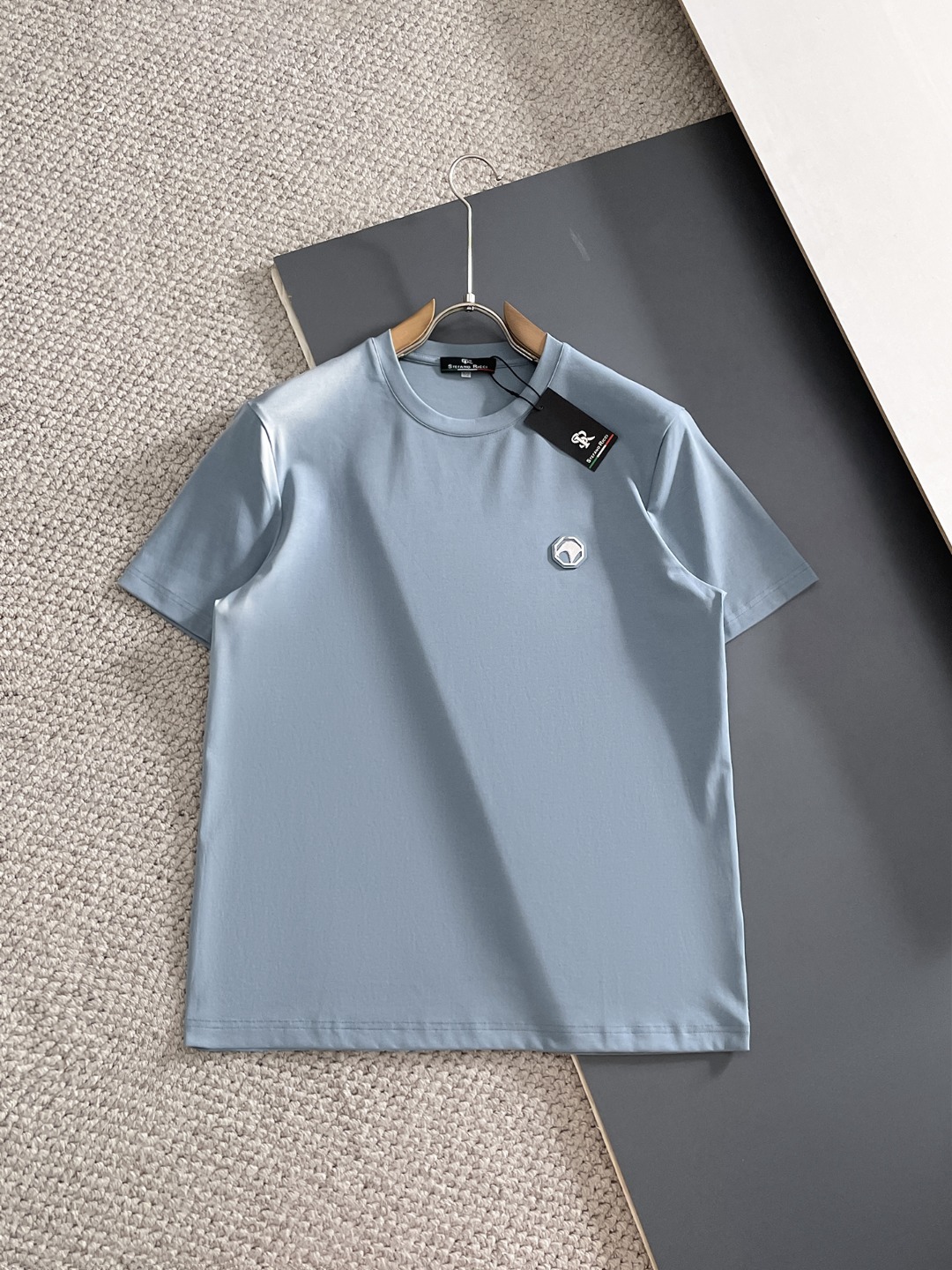 NO:848940,High-end series Stephen's 2026 spring and summer new men's round-neck short-sleeved T-shirt, high-end ready-to-wear European product series, a single product with great sense of design, butterfly + leather collar design on the front chest, 100% pima cotton fabric supplied by top foreign merchants, extremely comfortable and breathable to use  , has positive skin-friendly properties, subverts the comfort experience brought by traditional fabrics, and has exquisite craftsmanship and accessories. The brand pattern on the chest is uniquely designed and has a strong style. The original tailoring at the counter and meticulous detail processing better highlight its quality. It is a must-have for street fashionistas.  Size M-4XL,,T-shirt,tees,t-shirt,19860909高端系列史蒂芬2026年春夏新款男士圆领短袖T恤,高端成衣欧货系列,极具设计感的一款单品,前胸蝴蝶+拼皮领设计,顶级外商客供百分百匹马棉面料,上手极微舒适透气,亲肤性积极,颠覆传统面料所带来的舒适体验,工艺辅料考究.胸前品牌图案以独特设计,风格性极强.专柜原版剪裁,一丝不苟细节处理更佳彰显其品质,街头时尚达人必入. 尺码M-4XL,,T-shirt,tees，t-shirt,,Men's clothing