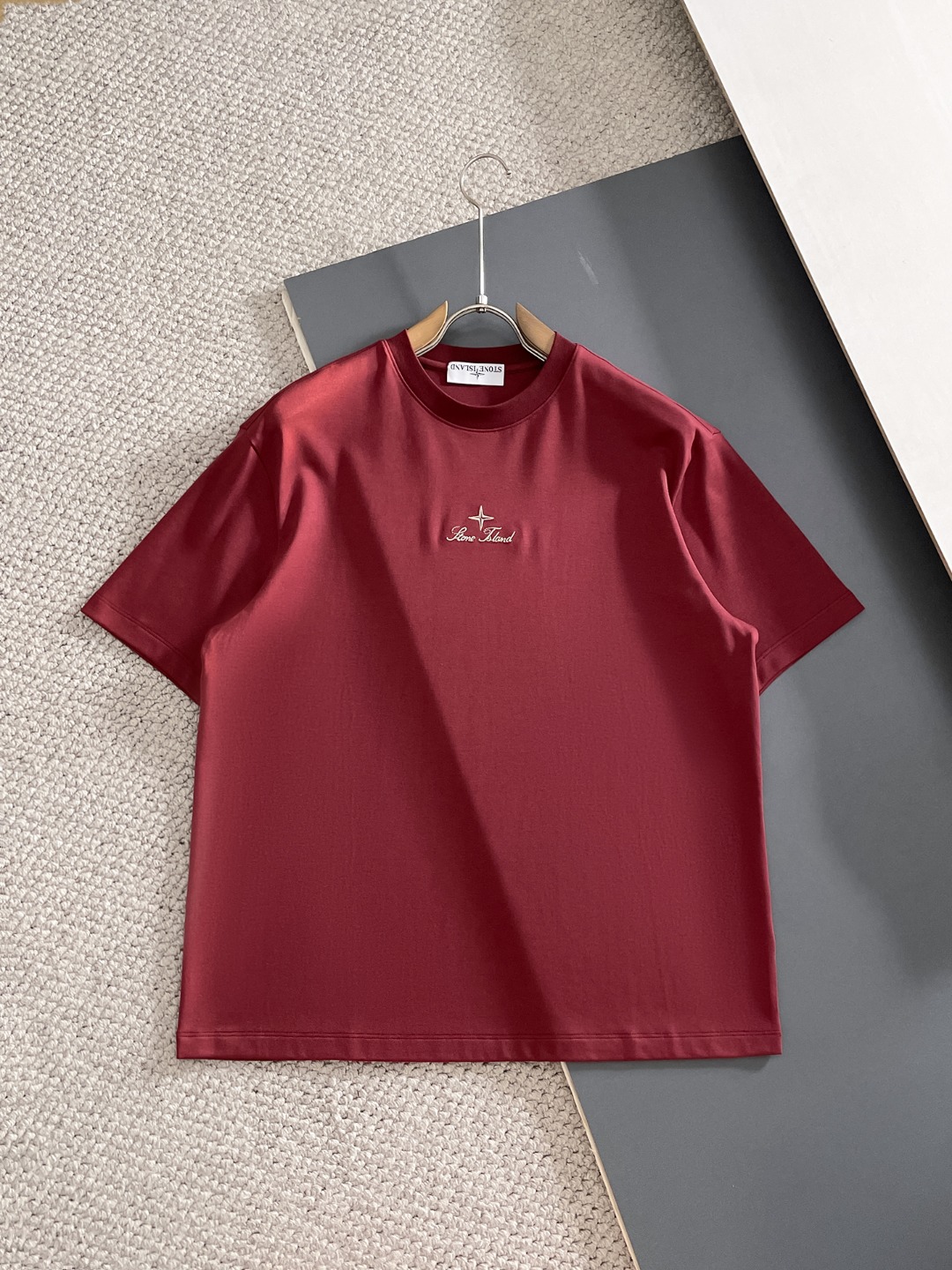 NO:848942,High-end series lp Nuoyoupanya 2026 spring and summer new men's round-neck short-sleeved T-shirt, high-end ready-to-wear European product series, a single product with great sense of design, top foreign merchants supply 100% horse cotton fabric, extremely comfortable and breathable, positive skin-friendly, subverting traditional  The comfortable experience brought by traditional fabrics and exquisite craftsmanship and accessories. The brand pattern on the chest is uniquely designed and has a strong style. The original tailoring at the counter and meticulous detail processing better highlight its quality. A must-have for street fashionistas. Sizes M-4XL, loro  piana,T-shirt,tees,t-shirt,19860909高端系列lp诺悠翩雅2026年春夏新款男士圆领短袖T恤,高端成衣欧货系列,极具设计感的一款单品,顶级外商客供百分百匹马棉面料,上手极微舒适透气,亲肤性积极,颠覆传统面料所带来的舒适体验,工艺辅料考究.胸前品牌图案以独特设计,风格性极强.专柜原版剪裁,一丝不苟细节处理更佳彰显其品质,街头时尚达人必入.尺码M-4XL,,loro piana,T-shirt,tees，t-shirt,,Men's clothing