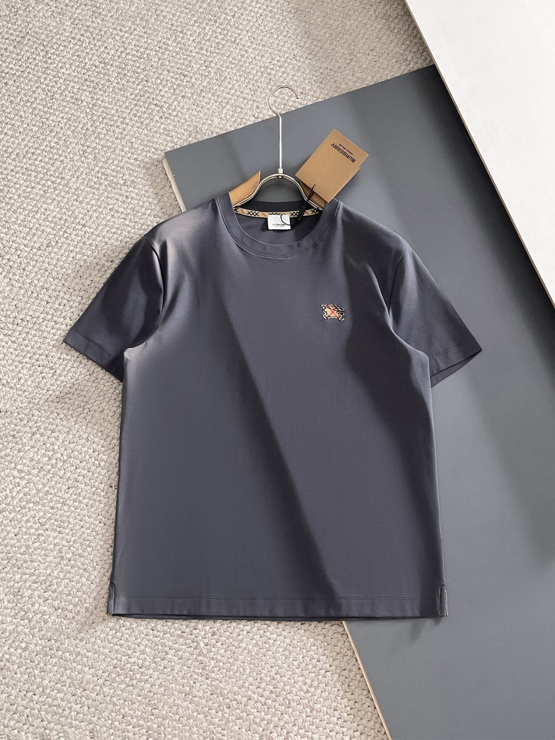 NO:848944,High-end series Burberry 2026 spring and summer new men's round-neck short-sleeved T-shirt, high-end ready-to-wear European product series, a single product with great sense of design, embroidery design on the front chest, top-notch Lycra cotton fabric supplied by foreign merchants, extremely comfortable to use  It is breathable, has positive skin-friendly properties, subverts the comfort experience brought by traditional fabrics, and has exquisite craftsmanship and accessories. The brand pattern on the chest is uniquely designed and has a strong style. The original tailoring at the counter and meticulous detail processing better highlight its quality. It is a must-have for street fashionistas.  Size M-4XL,,burberry,burberry,T-shirt,tees,t-shirt,19860909高端系列Burberry巴宝莉2026年春夏新款男士圆领短袖T恤,高端成衣欧货系列,极具设计感的一款单品,前胸工艺刺绣设计,顶级外商客供莱卡棉面料,上手极微舒适透气,亲肤性积极,颠覆传统面料所带来的舒适体验,工艺辅料考究.胸前品牌图案以独特设计,风格性极强.专柜原版剪裁,一丝不苟细节处理更佳彰显其品质,街头时尚达人必入. 尺码M-4XL,,burberry,burberry,T-shirt,tees，t-shirt,,Men's clothing