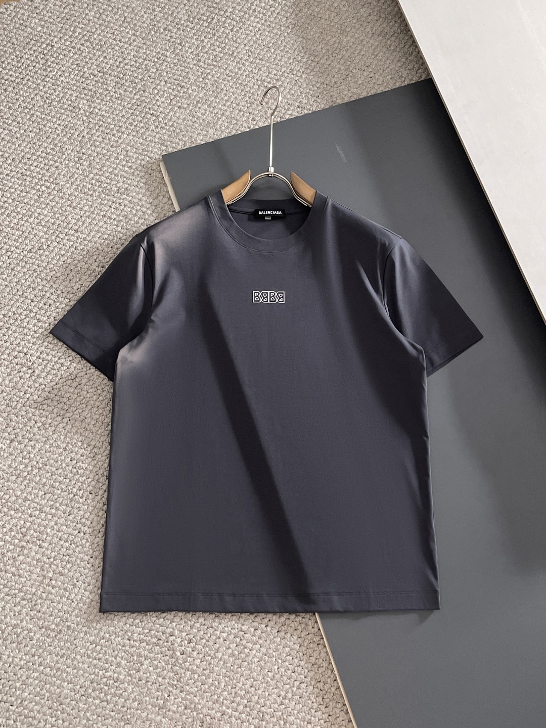 NO:848946,High-end series Balenciaga 2026 spring and summer new men's round-neck short-sleeved T-shirt, high-end ready-to-wear European product series, a single product with great sense of design, embroidery design on the front chest, top-quality Lycra cotton fabric supplied by foreign merchants, extremely comfortable to use  It is breathable, has positive skin-friendly properties, subverts the comfort experience brought by traditional fabrics, and has exquisite craftsmanship and accessories. The brand pattern on the chest is uniquely designed and has a strong style. The original tailoring at the counter and meticulous detail processing better highlight its quality. It is a must-have for street fashionistas.  Size M-4XL,,balenciaga,balenciaga,T-shirt,tees,t-shirt,19860909高端系列Balenciaga巴黎世家2026年春夏新款男士圆领短袖T恤,高端成衣欧货系列,极具设计感的一款单品,前胸工艺刺绣设计,顶级外商客供莱卡棉面料,上手极微舒适透气,亲肤性积极,颠覆传统面料所带来的舒适体验,工艺辅料考究.胸前品牌图案以独特设计,风格性极强.专柜原版剪裁,一丝不苟细节处理更佳彰显其品质,街头时尚达人必入. 尺码M-4XL,,balenciaga,balenciaga,T-shirt,tees，t-shirt,,Men's clothing