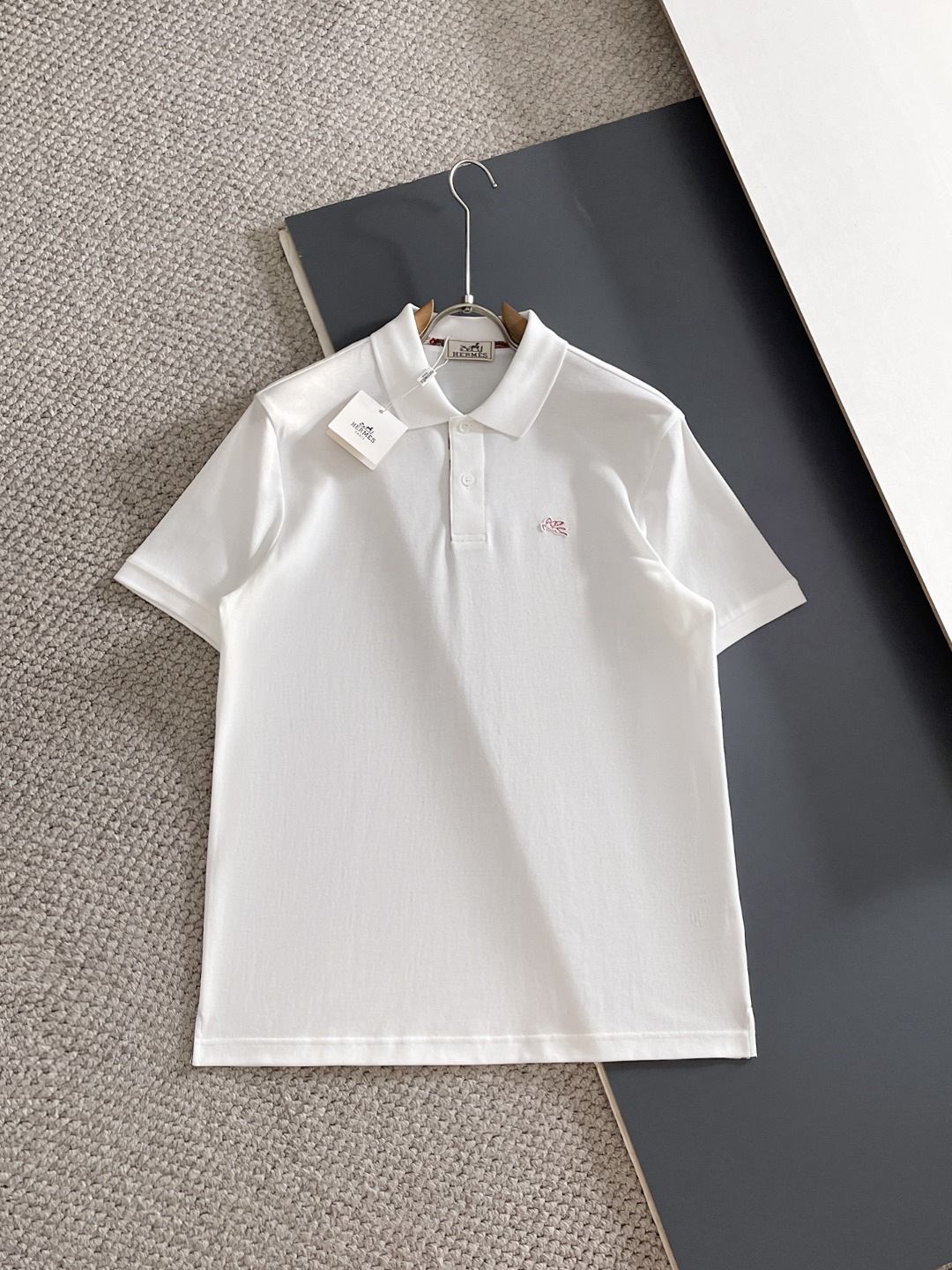 NO:838018,Hermes Hermes 2026ss new summer embroidered logo men's lapel Polo shirt!  Classic business men's style, the ceiling-level business men's style of high-end men's clothing!  Simple and fashionable yet elegant, it looks great when worn alone, and quality control/details control can be taken away with your eyes closed. It is low-key, luxurious and connotative!  The custom-woven mesh pique cotton supplied by the customer is carefully made. The mesh texture is evenly arranged on the surface of the fabric. It has excellent breathability and heat dissipation and perspiration. The upper body comfort is completely better than ordinary single-sided jersey tissue!  The classic brand LOGO on the chest is made with top-notch craftsmanship. The LOGO is three-dimensional, clear and full, and has extraordinary texture. Whether it is worn as an inner layer or worn alone, it is a classic product!  The exquisite tailoring process, every detail is handled very standard and delicately, which cannot be compared with other low-end products on the market. It is a must-have basic and versatile Polo shirt for men!  Size M-4XL,,hermes,hermes,19860909Hermes爱马仕2026ss夏季新款刺绣logo男士翻领Polo衫！经典商务男款,高端男装的天花板级别的商务男款！简约时尚大气不失优雅,单穿内搭体面过人,品质控/细节控的闭眼带走,低调又奢华有内涵！ 客供定织网眼珠地棉精心制成,面料表面排列均匀整齐的网眼纹理,透气性和散热排汗性极佳,上身舒适程度完全优于普通单面汗布组织！胸前经典的品牌LOGO标识,采用顶级工艺打造,LOGO立体清晰饱满,质感非凡的特质,无论是内搭还是单穿都是一款经典领域的产品！精妙绝伦的裁剪工艺,每一个细节处理的非常标准细腻,非市面一般LOW货可以媲美的,男士必入基础百搭款Polo衫推荐！ 尺码M-4XL,,hermes,hermes,,Men's clothing