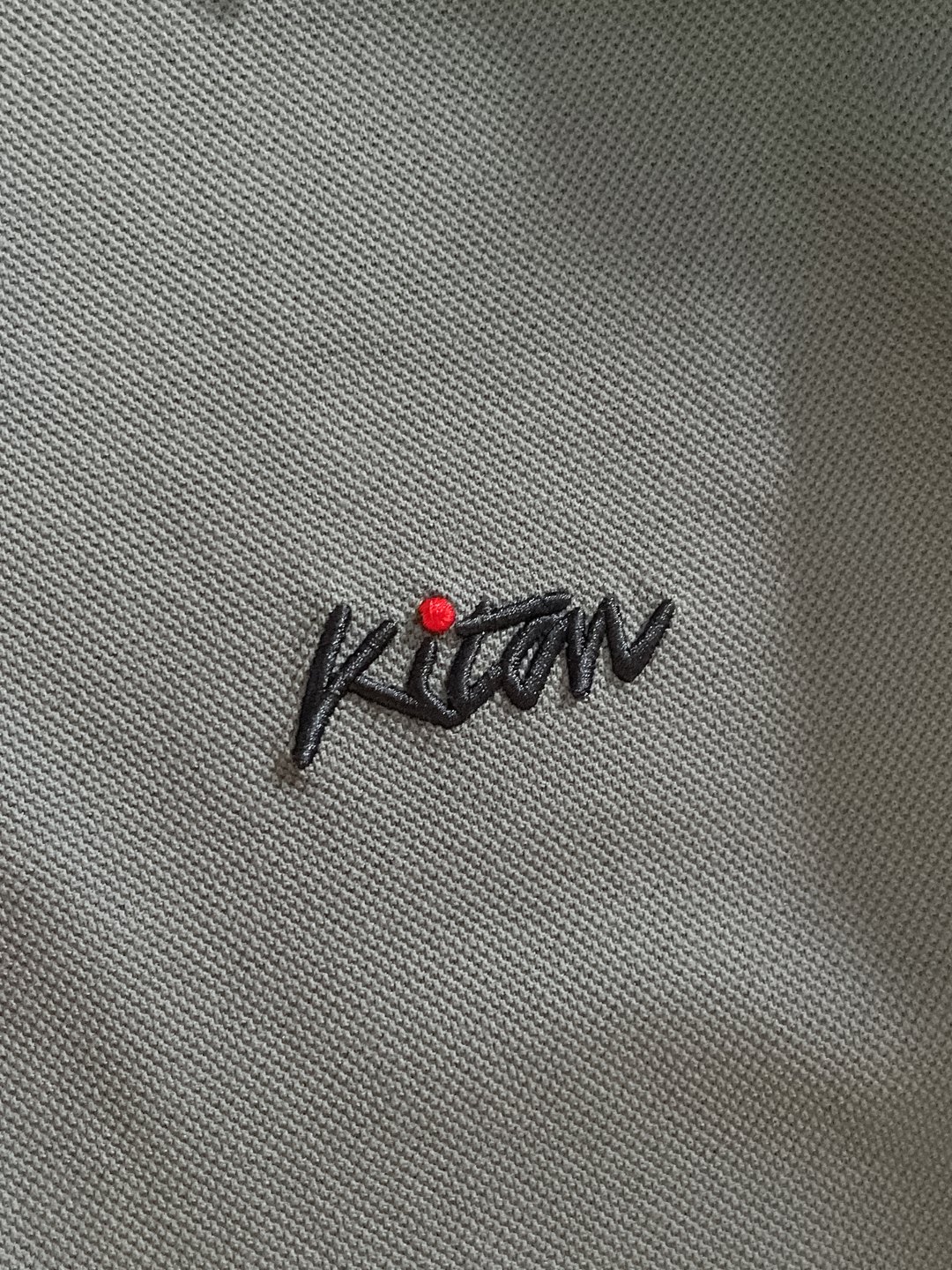 Kiton奇顿  老钱新贵们推荐 他家的设计 看似简单，可谓把细节面料工艺做到极致 这也是备受推崇的原因