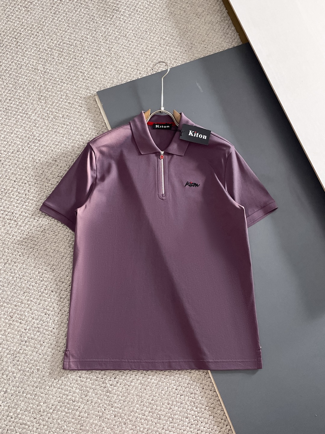 NO:838024,Kiton Kiton is recommended by old money and new money. His design seems simple, but it can be said that the detailed fabric craftsmanship is done to the extreme. This is why it is highly recommended. Recommended for quality control!  This business casual classic style goes well with daily commuting and leisure. The fitted version makes the upper body tall and stylish while highlighting the quality and texture. It is produced in domestic first-line foreign trade factories and uses imported weft knitting machine knitting technology. It is time-consuming and labor-intensive. Of course, the finished product presents a natural texture, giving the surface of the fabric a pearly texture. It is smooth and stylish, highlighting the quality and texture. The fabric is skin-friendly and breathable, and the upper body is as smooth as silk. It feels comfortable on the skin and is highly recommended for those who have extremely high quality requirements.  Size M-4XL,,real silk,19860909Kiton奇顿 老钱新贵们推荐 他家的设计 看似简单,可谓把细节面料工艺做到极致 这也是备受推崇的原因 品质控推荐！这款商务休闲经典款式 平时通勤 休闲 都能很好搭配 合体的版型上身挺拔有型的同时 凸显品质 质感 国内一线外贸工厂制作 采用进口纬编机针织工艺 耗时耗力 当然成品呈现自然的肌理感 让面料表面珠地纹理质感 平整有型 凸显品质质感 面料亲肤透气 上身如真丝般的爽滑 舒适肤感,对品质有极高要求强烈推荐 码数M-4XL,,real silk,,Men's clothing