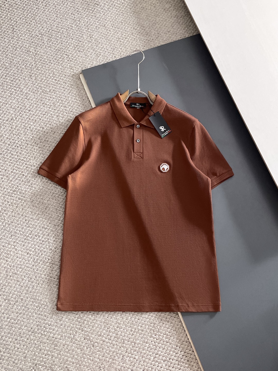 NO:838061,StefanoRicci 2026ss summer new letter logo men's lapel Polo shirt!  Classic business men's style, the ceiling-level business men's style of high-end men's clothing!  Simple and fashionable yet elegant, it looks great when worn alone, and quality control/details control can be taken away with your eyes closed. It is low-key, luxurious and connotative!  It is carefully made of custom-woven Pima cotton. The surface of the fabric is evenly arranged and has a neat mesh texture. It has excellent breathability and heat dissipation and perspiration. The upper body comfort is completely better than ordinary single-sided jersey tissue!  The classic brand LOGO on the chest is made with top-notch craftsmanship. The LOGO is three-dimensional, clear and full, and has extraordinary texture. Whether it is worn as an inner layer or worn alone, it is a classic product!  The exquisite tailoring process, every detail is handled very standard and delicately, which cannot be compared with other low-end products on the market. It is a must-have basic and versatile Polo shirt for men!  Size M-4xl,,19860909StefanoRicci史蒂芬2026ss夏季新款字母logo男士翻领Polo衫！经典商务男款,高端男装的天花板级别的商务男款！简约时尚大气不失优雅,单穿内搭体面过人,品质控/细节控的闭眼带走,低调又奢华有内涵！ 客供定织匹马棉精心制成,面料表面排列均匀整齐的网眼纹理,透气性和散热排汗性极佳,上身舒适程度完全优于普通单面汗布组织！胸前经典的品牌LOGO标识,采用顶级工艺打造,LOGO立体清晰饱满,质感非凡的特质,无论是内搭还是单穿都是一款经典领域的产品！精妙绝伦的裁剪工艺,每一个细节处理的非常标准细腻,非市面一般LOW货可以媲美的,男士必入基础百搭款Polo衫推荐！ 尺码M-4xl,,,Men's clothing
