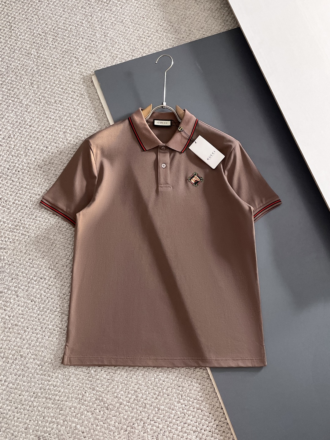 NO:838019,Gucci Gucci 2026ss new summer embroidered logo men's lapel Polo shirt!  Classic business men's style, the ceiling-level business men's style of high-end men's clothing!  Simple and fashionable yet elegant, it looks great when worn alone, and quality control/details control can be taken away with your eyes closed. It is low-key, luxurious and connotative!  Fabric liquid ammonia Lycra pique 94 Supima cotton 6Lycra 94 cotton (Pima cotton) 6 Lycra fiber fabric has a uniform and neat mesh texture on the surface. It has excellent breathability and heat dissipation and perspiration. The upper body comfort is completely better than ordinary single jersey tissue!  The classic brand LOGO on the chest is made with top-notch craftsmanship. The LOGO is three-dimensional, clear and full, and has extraordinary texture. Whether it is worn as an inner layer or worn alone, it is a classic product!  The exquisite tailoring process, every detail is handled very standard and delicately, which cannot be compared with other low-end products on the market. It is a must-have basic and versatile Polo shirt for men!  Size M-4XL48-58 Size chart 48 length 68 bust 108 shoulder width 50 sleeve length 23 50 length 69 bust 112 shoulder width 51 sleeve length 24 52 length 70 bust 116 shoulder width 52 sleeve length 25 54 length 72 bust 120 shoulder width 53 sleeve length 25 56 length 74 bust 124 shoulder width 54 sleeve length 25  58 Length 76 Bust 128 Shoulder Width 55 Sleeve Length 26,,gucci,19860909Gucci古奇2026ss夏季新款刺绣logo男士翻领Polo衫！经典商务男款,高端男装的天花板级别的商务男款！简约时尚大气不失优雅,单穿内搭体面过人,品质控/细节控的闭眼带走,低调又奢华有内涵！ 面料液氨莱卡珠地 94 Supima cotton 6Lycra94棉(Pima棉)6莱卡纤维面料表面排列均匀整齐的网眼纹理,透气性和散热排汗性极佳,上身舒适程度完全优于普通单面汗布组织！胸前经典的品牌LOGO标识,采用顶级工艺打造,LOGO立体清晰饱满,质感非凡的特质,无论是内搭还是单穿都是一款经典领域的产品！精妙绝伦的裁剪工艺,每一个细节处理的非常标准细腻,非市面一般LOW货可以媲美的,男士必入基础百搭款Polo衫推荐！ 尺码M-4XL48-58 尺码表48衣长68胸围108肩宽50袖长23 50衣长69胸围112肩宽51袖长24  52衣长70胸围116肩宽52袖长25  54衣长72胸围120肩宽53袖长25  56衣长74胸围124肩宽54袖长25  58衣长76胸围128肩宽55袖长26,,gucci,,Men's clothing