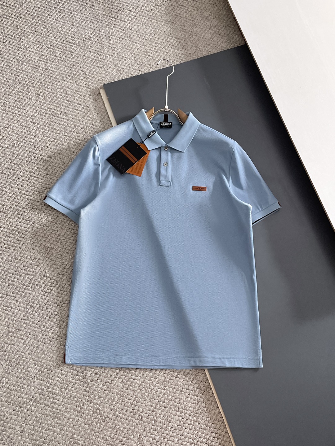NO:838064,Zegna Zegna 26ss premium men's business casual pique cotton lapel POLO shirt, sold through trading company channels, sourced from the original factory, a favorite among high-end tasters, new in spring and summer of 2026, in perfect condition!  !  The high-grade materials imported from Egypt are selected from the finest long-staple cotton raw materials with excellent sunlight in the Nile River area. They are woven and dyed in a century-old Italian workshop. It is an extremely luxurious and special material. The fabric properties are all excellent. The mesh structure is fine and natural, the gloss is excellent, the comfort and breathability are perfect, the tactile experience is self-evident, and the ultimate luxury enjoyment!  The details are exquisite, the appearance is first-class, the fashionable two-button placket design, equipped with a unique jacquard collar, the color is versatile, and the upper body effect is first-class. It is quite fashionable and can easily highlight the temperament. It is very capable and has an excellent age-reducing effect. It is a POLO shirt that shows great taste. It is a perfect item for urban high-end business commuting and leisure!  Size 48-58, size 50, shoulder width 44, bust 104, length 68,,zegna,19860909Zegna杰尼亚26ss高级男士商务休闲珠地棉翻领POLO衫,贸易公司渠道货,源自原厂代工出品,高端品鉴心水之物,26年春夏新品,品相完美如斯！！ 客供埃及进口高级物料,甄选尼罗河区域光照极好的上等长绒棉花原料,经过意大利百年工坊定织定染而成,极为奢华特殊的材质,面料属性皆为上乘,网眼结构细腻自然,光泽感极好,舒适性与透气性完美兼备,触感体验不言而喻,奢华极致享受！ 细节精湛考究,品相一流,时尚两扣开合门襟设计,搭载别致提花领,配色万能百搭,上身效果一流,颇具时髦亦显极易凸显出气质感,干练十足,减龄效果亦非常出色,属于非常彰显品位的一款POLO衫,都市高端商务通勤与休闲完美兼备的单品！ 尺码48-58 50码 肩宽44 胸围104 衣长68,,zegna,,Men's clothing