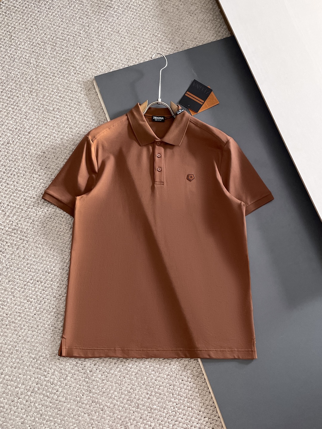 NO:845567,Zegna Zegna 26ss premium men's business casual pique cotton lapel POLO shirt, sold through trading company channels, sourced from the original factory, a favorite among high-end tasters, new in spring and summer of 2026, in perfect condition!  !  The high-grade materials imported from Egypt are selected from the finest long-staple cotton raw materials with excellent sunlight in the Nile River area. They are woven and dyed in a century-old Italian workshop. It is an extremely luxurious and special material. The fabric properties are all excellent. The mesh structure is fine and natural, the gloss is excellent, the comfort and breathability are perfect, the tactile experience is self-evident, and the ultimate luxury enjoyment!  The details are exquisite, the appearance is first-class, the fashionable two-button placket design, equipped with a unique jacquard collar, the color is versatile, and the upper body effect is first-class. It is quite fashionable and can easily highlight the temperament. It is very capable and has an excellent age-reducing effect. It is a POLO shirt that shows great taste. It is a perfect item for urban high-end business commuting and leisure!  Size 48-58, size 50, shoulder width 44, bust 104, length 68,,zegna,19860909Zegna杰尼亚26ss高级男士商务休闲珠地棉翻领POLO衫,贸易公司渠道货,源自原厂代工出品,高端品鉴心水之物,26年春夏新品,品相完美如斯！！ 客供埃及进口高级物料,甄选尼罗河区域光照极好的上等长绒棉花原料,经过意大利百年工坊定织定染而成,极为奢华特殊的材质,面料属性皆为上乘,网眼结构细腻自然,光泽感极好,舒适性与透气性完美兼备,触感体验不言而喻,奢华极致享受！ 细节精湛考究,品相一流,时尚两扣开合门襟设计,搭载别致提花领,配色万能百搭,上身效果一流,颇具时髦亦显极易凸显出气质感,干练十足,减龄效果亦非常出色,属于非常彰显品位的一款POLO衫,都市高端商务通勤与休闲完美兼备的单品！ 尺码48-58 50码 肩宽44 胸围104 衣长68,,zegna,,Men's clothing