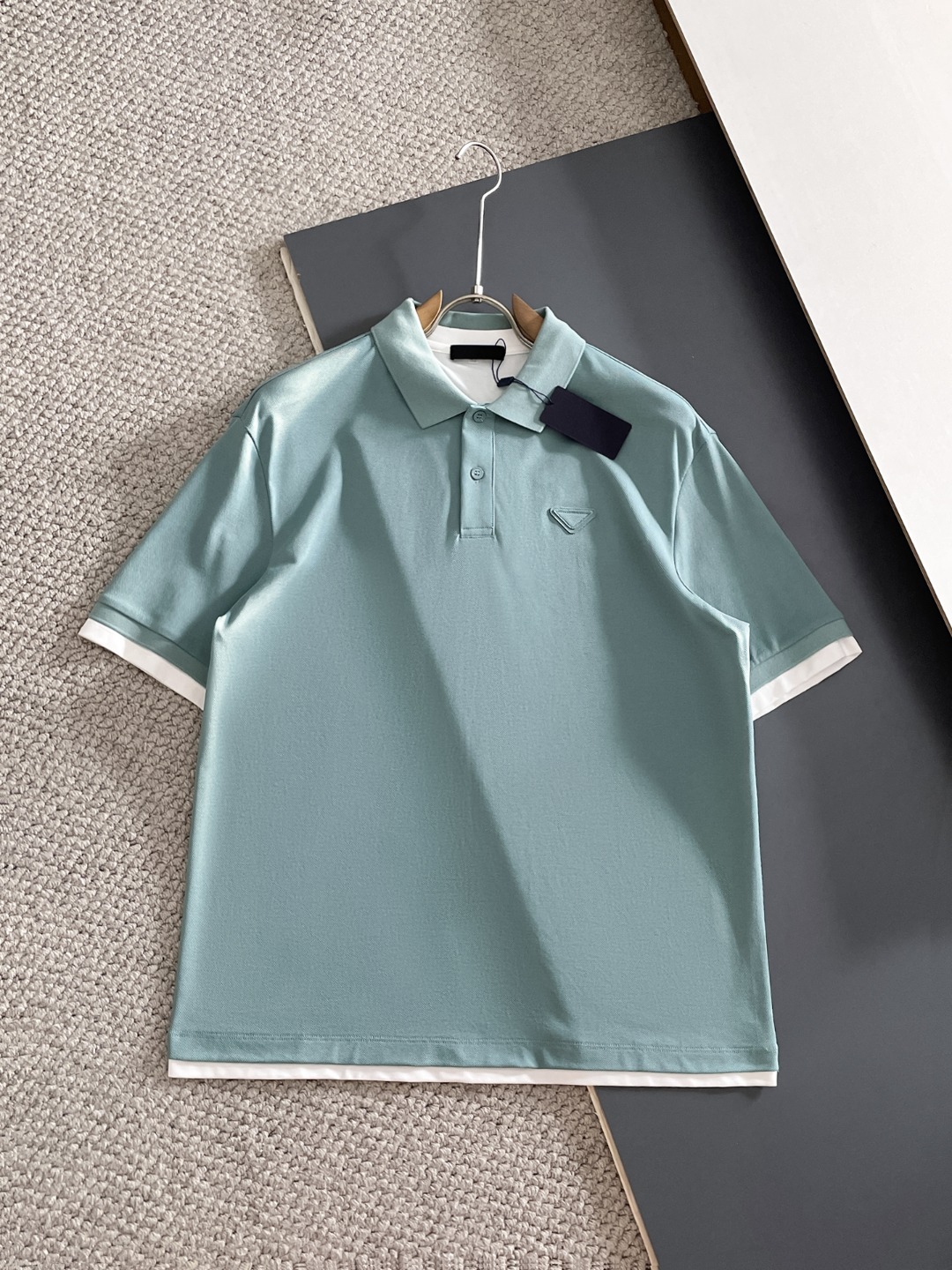 NO:838046,Prada P family high-end men's business casual pique cotton lapel POLO shirt, sold through trading company channels, sourced from the original factory, a favorite among high-end tasters, new in spring and summer of 2026, in perfect condition!  !  The high-grade materials imported from Egypt are selected from the finest long-staple cotton raw materials with excellent sunlight in the Nile River area. They are woven and dyed in a century-old Italian workshop. It is an extremely luxurious and special material. The fabric properties are all excellent. The mesh structure is fine and natural, the gloss is excellent, the comfort and breathability are perfect, the tactile experience is self-evident, and the ultimate luxury enjoyment!  The details are exquisite, the appearance is first-class, the fashionable two-button placket design, equipped with a unique jacquard collar, the color is versatile, and the upper body effect is first-class. It is quite fashionable and can easily highlight the temperament. It is very capable and has an excellent age-reducing effect. It is a POLO shirt that shows great taste. It is a perfect item for urban high-end business commuting and leisure!  Size 48-56, size 50, shoulder width 44, bust 104, length 68, prada, prada,19860909Prada普拉达P家族高级男士商务休闲珠地棉翻领POLO衫,贸易公司渠道货,源自原厂代工出品,高端品鉴心水之物,26年春夏新品,品相完美如斯！！ 客供埃及进口高级物料,甄选尼罗河区域光照极好的上等长绒棉花原料,经过意大利百年工坊定织定染而成,极为奢华特殊的材质,面料属性皆为上乘,网眼结构细腻自然,光泽感极好,舒适性与透气性完美兼备,触感体验不言而喻,奢华极致享受！ 细节精湛考究,品相一流,时尚两扣开合门襟设计,搭载别致提花领,配色万能百搭,上身效果一流,颇具时髦亦显极易凸显出气质感,干练十足,减龄效果亦非常出色,属于非常彰显品位的一款POLO衫,都市高端商务通勤与休闲完美兼备的单品！ 尺码48-56 50码 肩宽44 胸围104 衣长68,,prada,prada,,Men's clothing