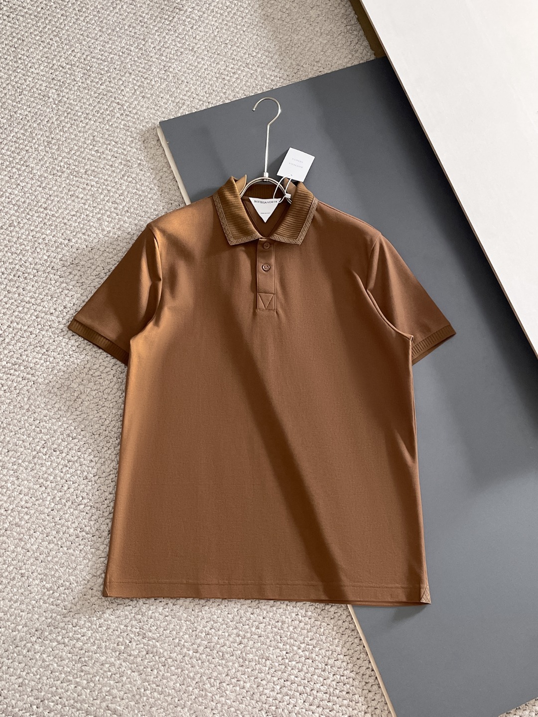 NO:838051,BV family's high-end men's business casual pique cotton lapel POLO shirt, sold through trading company channels, sourced from the original factory, a favorite among high-end tasters, new in spring and summer of 2026, in perfect condition!  !  The high-grade materials imported from Egypt are selected from the finest long-staple cotton raw materials with excellent sunlight in the Nile River area. They are woven and dyed in a century-old Italian workshop. It is an extremely luxurious and special material. The fabric properties are all excellent. The mesh structure is fine and natural, the gloss is excellent, the comfort and breathability are perfect, the tactile experience is self-evident, and the ultimate luxury enjoyment!  The details are exquisite, the appearance is first-class, the fashionable two-button placket design, equipped with a unique jacquard collar, the color is versatile, and the upper body effect is first-class. It is quite fashionable and can easily highlight the temperament. It is very capable and has an excellent age-reducing effect. It is a POLO shirt that shows great taste. It is a perfect item for urban high-end business commuting and leisure!  Size 48-58, size 50, shoulder width 44, bust 104, length 68,,bottega veneta,19860909BV家族高级男士商务休闲珠地棉翻领POLO衫,贸易公司渠道货,源自原厂代工出品,高端品鉴心水之物,26年春夏新品,品相完美如斯！！ 客供埃及进口高级物料,甄选尼罗河区域光照极好的上等长绒棉花原料,经过意大利百年工坊定织定染而成,极为奢华特殊的材质,面料属性皆为上乘,网眼结构细腻自然,光泽感极好,舒适性与透气性完美兼备,触感体验不言而喻,奢华极致享受！ 细节精湛考究,品相一流,时尚两扣开合门襟设计,搭载别致提花领,配色万能百搭,上身效果一流,颇具时髦亦显极易凸显出气质感,干练十足,减龄效果亦非常出色,属于非常彰显品位的一款POLO衫,都市高端商务通勤与休闲完美兼备的单品！尺码48-58 50码 肩宽44 胸围104 衣长68,,bottega veneta,,Men's clothing