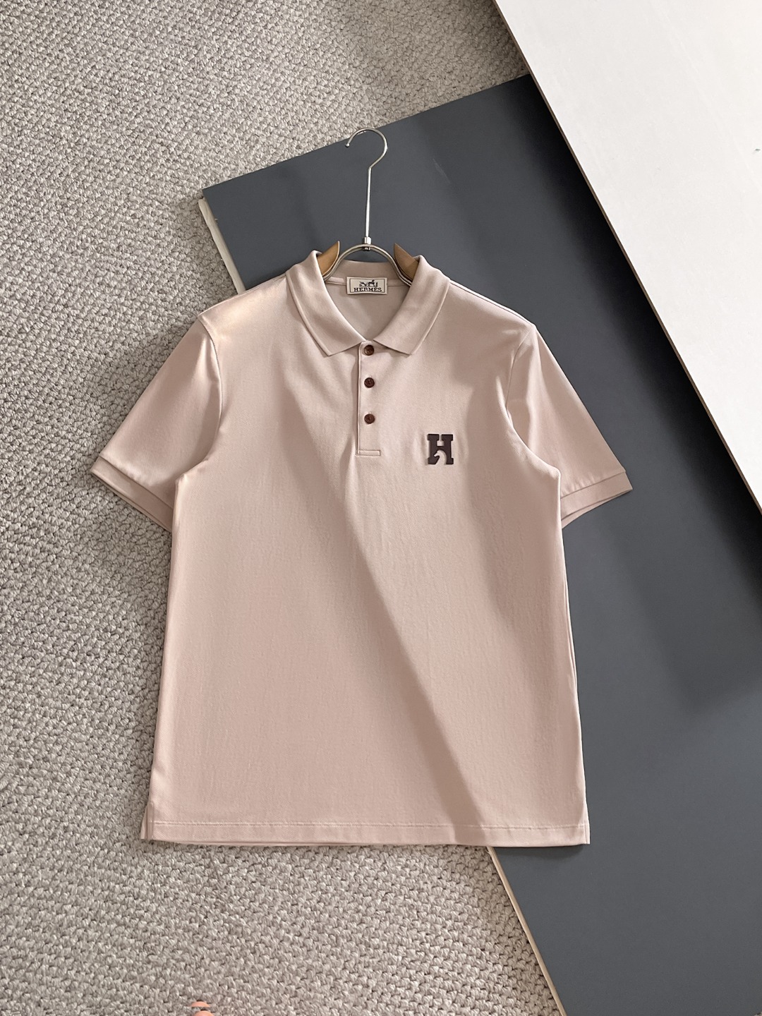 NO:845572,Hermes Hermes 2026ss new summer embroidered logo men's lapel Polo shirt!  Classic business men's style, the ceiling-level business men's style of high-end men's clothing!  Simple and fashionable yet elegant, it looks great when worn alone, and quality control/details control can be taken away with your eyes closed. It is low-key, luxurious and connotative!  Fabric liquid ammonia Lycra pique 94 Supima cotton 6Lycra 94 cotton (Pima cotton) 6 Lycra fiber fabric has a uniform and neat mesh texture on the surface. It has excellent breathability and heat dissipation and perspiration. The upper body comfort is completely better than ordinary single jersey tissue!  The classic brand LOGO on the chest is made with top-notch craftsmanship. The LOGO is three-dimensional, clear and full, and has extraordinary texture. Whether it is worn as an inner layer or worn alone, it is a classic product!  The exquisite tailoring process, every detail is handled very standard and delicately, which cannot be compared with other low-end products on the market. It is a must-have basic and versatile Polo shirt for men!  Size M-4XL48-58 Size chart 48 length 68 bust 108 shoulder width 50 sleeve length 23 50 length 69 bust 112 shoulder width 51 sleeve length 24 52 length 70 bust 116 shoulder width 52 sleeve length 25 54 length 72 bust 120 shoulder width 53 sleeve length 25 56 length 74 bust 124 shoulder width 54 sleeve length 25  58 Length 76 Bust 128 Shoulder Width 55 Sleeve Length 26,,hermes,hermes,19860909Hermes爱马仕2026ss夏季新款刺绣logo男士翻领Polo衫！经典商务男款,高端男装的天花板级别的商务男款！简约时尚大气不失优雅,单穿内搭体面过人,品质控/细节控的闭眼带走,低调又奢华有内涵！ 面料液氨莱卡珠地 94 Supima cotton 6Lycra94棉(Pima棉)6莱卡纤维面料表面排列均匀整齐的网眼纹理,透气性和散热排汗性极佳,上身舒适程度完全优于普通单面汗布组织！胸前经典的品牌LOGO标识,采用顶级工艺打造,LOGO立体清晰饱满,质感非凡的特质,无论是内搭还是单穿都是一款经典领域的产品！精妙绝伦的裁剪工艺,每一个细节处理的非常标准细腻,非市面一般LOW货可以媲美的,男士必入基础百搭款Polo衫推荐！ 尺码M-4XL48-58 尺码表48衣长68胸围108肩宽50袖长23 50衣长69胸围112肩宽51袖长24  52衣长70胸围116肩宽52袖长25  54衣长72胸围120肩宽53袖长25  56衣长74胸围124肩宽54袖长25  58衣长76胸围128肩宽55袖长26,,hermes,hermes,,Men's clothing