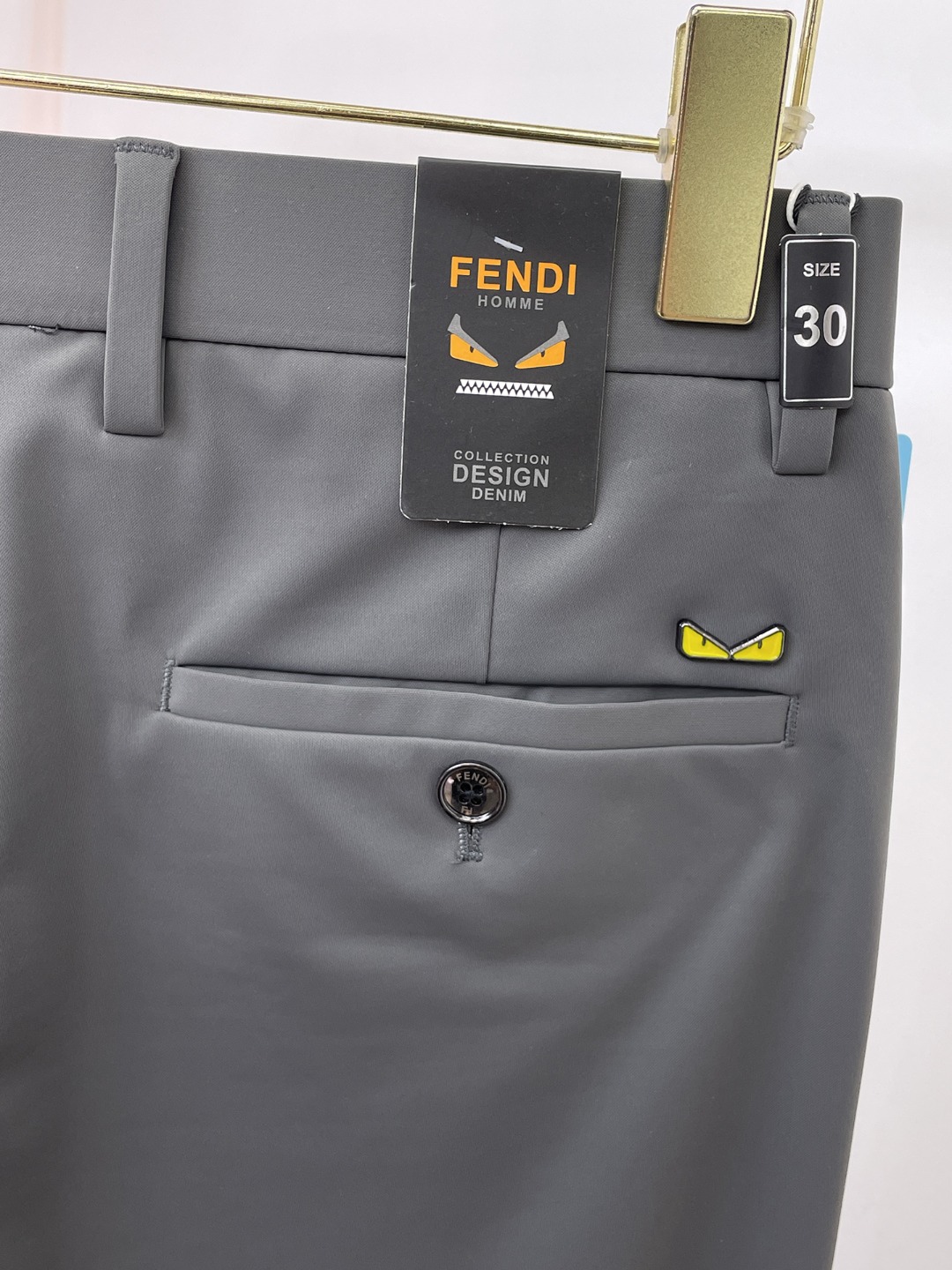 Fendi芬迪26ss春夏轻奢时尚定制休闲西裤，简洁干练的风格，精致卓越的品质男装，每款的设计点跟舒适度