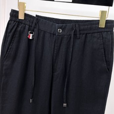 Moncler蒙口26春夏亚麻休闲裤 | 凉感入夏来自的26春夏亚麻裤,经典百搭四色款,把意式松弛感穿在 Moncler蒙口26春夏亚麻休闲裤 | 凉感入夏来自的26春夏亚麻裤,经典百搭四色款,把意式松弛感穿在