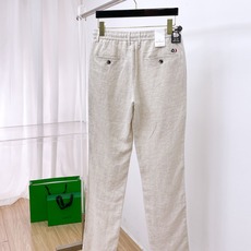 Moncler蒙口26春夏亚麻休闲裤 | 凉感入夏来自的26春夏亚麻裤,经典百搭四色款,把意式松弛感穿在 Moncler蒙口26春夏亚麻休闲裤 | 凉感入夏来自的26春夏亚麻裤,经典百搭四色款,把意式松弛感穿在