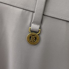 Burberry巴宝莉26ss春夏轻奢时尚定制休闲西裤,简洁干练的风格,精致卓越的品质男装,每款的设计点 Burberry巴宝莉26ss春夏轻奢时尚定制休闲西裤,简洁干练的风格,精致卓越的品质男装,每款的设计点