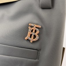 Burberry巴宝莉26ss春夏轻奢时尚定制休闲西裤,简洁干练的风格,精致卓越的品质男装,每款的设计点 Burberry巴宝莉26ss春夏轻奢时尚定制休闲西裤,简洁干练的风格,精致卓越的品质男装,每款的设计点
