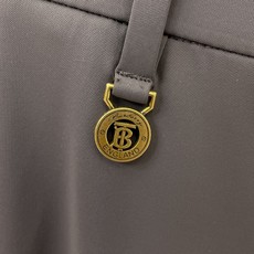Burberry巴宝莉26ss春夏轻奢时尚定制休闲西裤,简洁干练的风格,精致卓越的品质男装,每款的设计点 Burberry巴宝莉26ss春夏轻奢时尚定制休闲西裤,简洁干练的风格,精致卓越的品质男装,每款的设计点