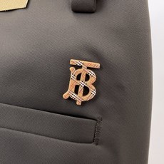 Burberry巴宝莉26ss春夏轻奢时尚定制休闲西裤,简洁干练的风格,精致卓越的品质男装,每款的设计点 Burberry巴宝莉26ss春夏轻奢时尚定制休闲西裤,简洁干练的风格,精致卓越的品质男装,每款的设计点