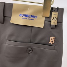 Burberry巴宝莉26ss春夏轻奢时尚定制休闲西裤,简洁干练的风格,精致卓越的品质男装,每款的设计点 Burberry巴宝莉26ss春夏轻奢时尚定制休闲西裤,简洁干练的风格,精致卓越的品质男装,每款的设计点