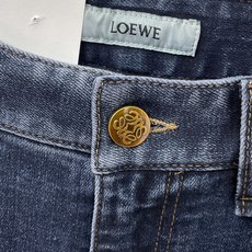 Loewe罗意威春夏新品牛仔 客供高级进口的丹宁原色面料,重磅环保植物酵素水洗工艺,提供了绝佳的舒适体验 Loewe罗意威春夏新品牛仔 客供高级进口的丹宁原色面料,重磅环保植物酵素水洗工艺,提供了绝佳的舒适体验