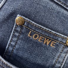 Loewe罗意威春夏新品牛仔 客供高级进口的丹宁原色面料,重磅环保植物酵素水洗工艺,提供了绝佳的舒适体验 Loewe罗意威春夏新品牛仔 客供高级进口的丹宁原色面料,重磅环保植物酵素水洗工艺,提供了绝佳的舒适体验
