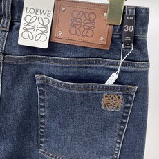 Loewe罗意威春夏新品牛仔 客供高级进口的丹宁原色面料,重磅环保植物酵素水洗工艺,提供了绝佳的舒适体验 Loewe罗意威春夏新品牛仔 客供高级进口的丹宁原色面料,重磅环保植物酵素水洗工艺,提供了绝佳的舒适体验