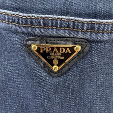 Prada普拉达春夏新品牛仔 客供高级进口的丹宁原色面料,重磅环保植物酵素水洗工艺,提供了绝佳的舒适体验 Prada普拉达春夏新品牛仔 客供高级进口的丹宁原色面料,重磅环保植物酵素水洗工艺,提供了绝佳的舒适体验
