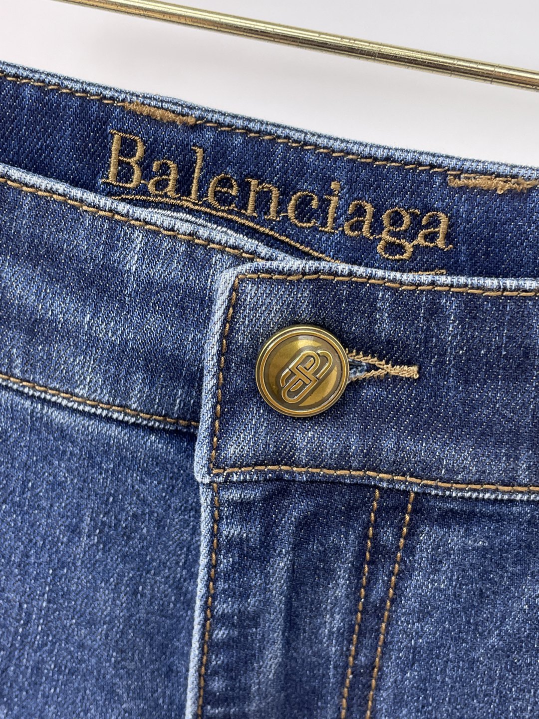 Balenciaga巴黎世家春夏新品牛仔 客供高级进口的丹宁原色面料，重磅环保植物酵素水洗工艺，提供了绝