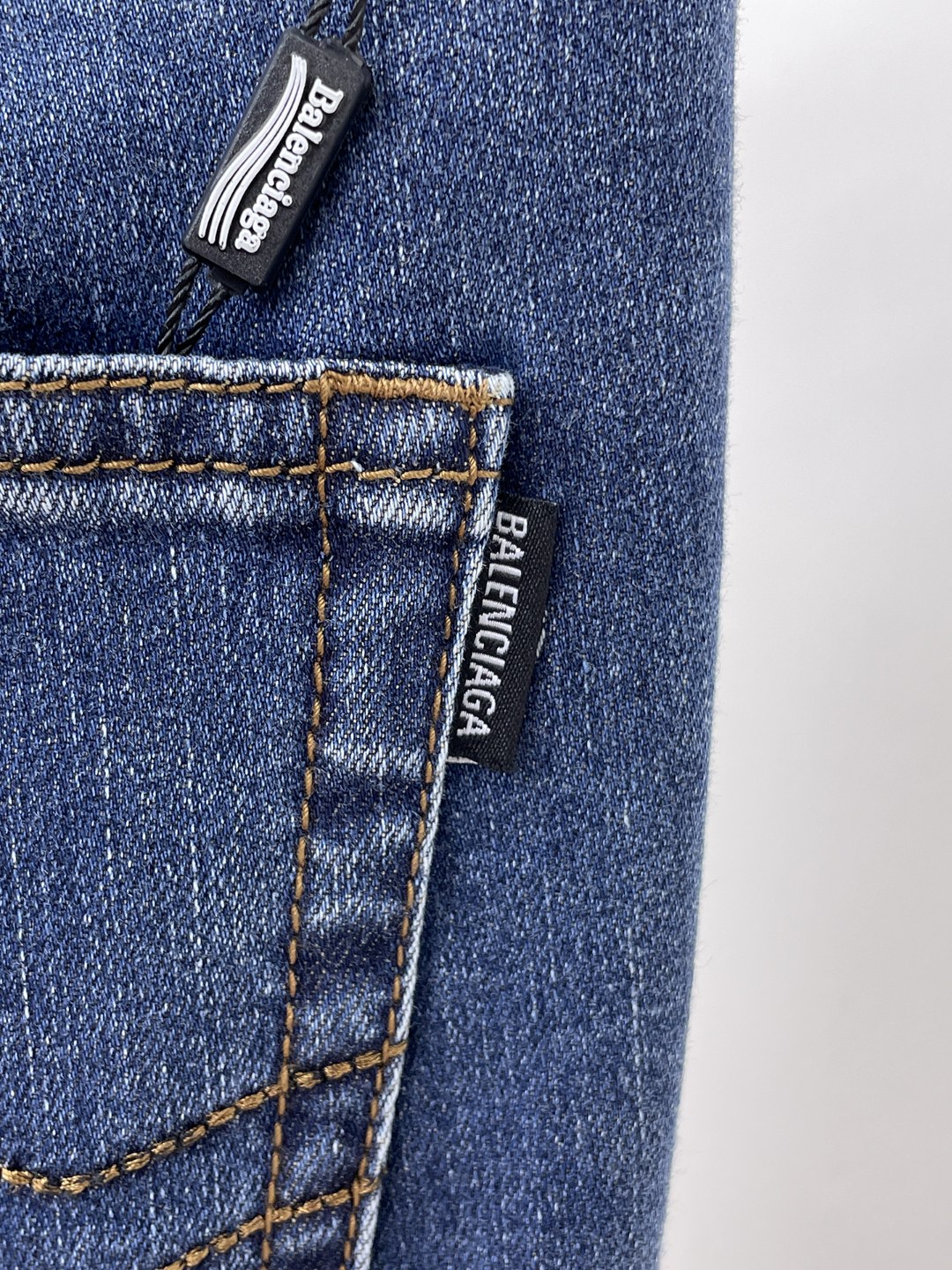 Balenciaga巴黎世家春夏新品牛仔 客供高级进口的丹宁原色面料，重磅环保植物酵素水洗工艺，提供了绝