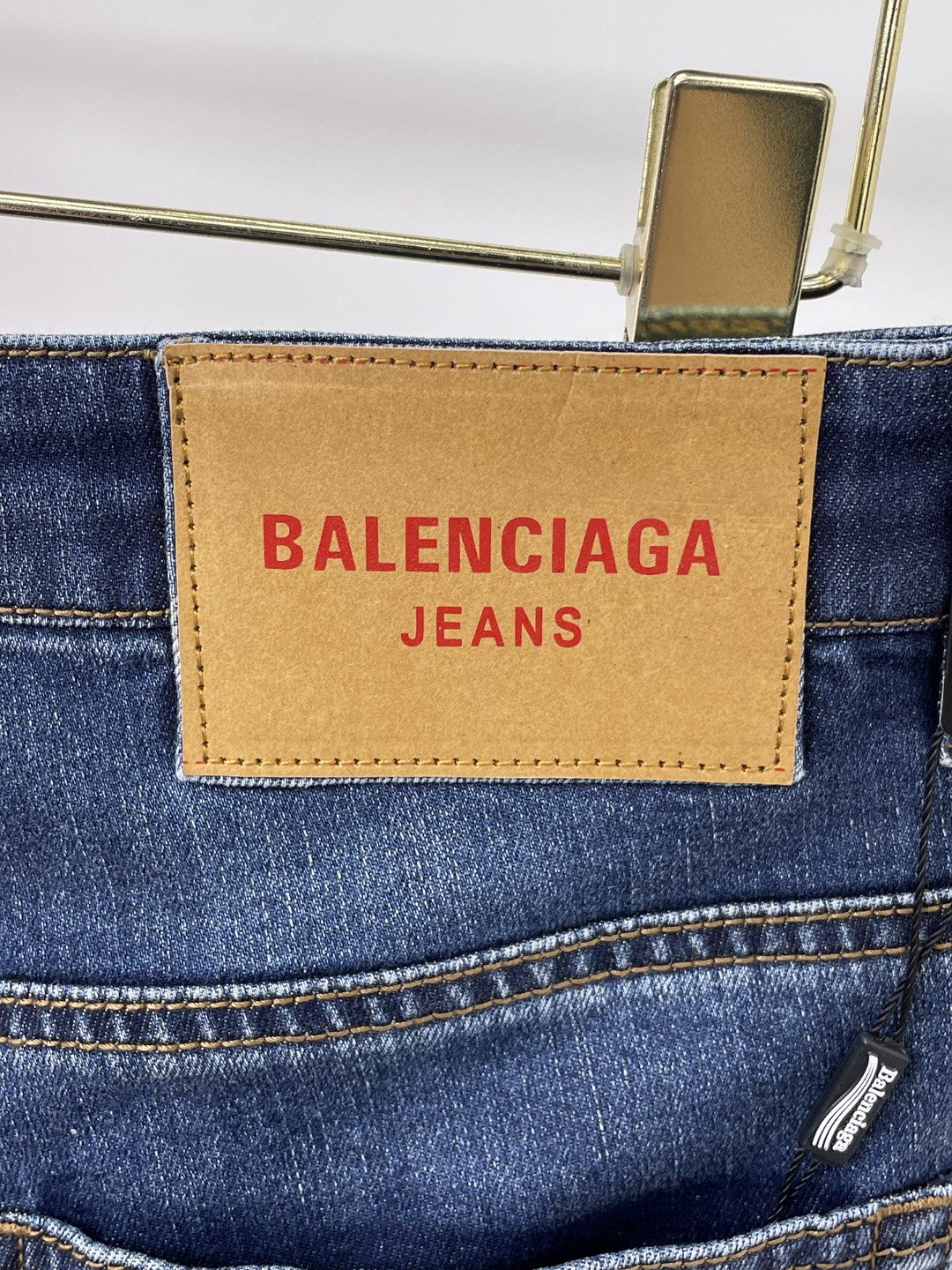 Balenciaga巴黎世家春夏新品牛仔 客供高级进口的丹宁原色面料，重磅环保植物酵素水洗工艺，提供了绝