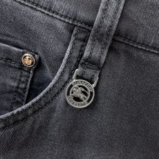Burberry巴宝莉春夏新品牛仔 客供高级进口的丹宁原色面料,重磅环保植物酵素水洗工艺,提供了绝佳的舒 Burberry巴宝莉春夏新品牛仔 客供高级进口的丹宁原色面料,重磅环保植物酵素水洗工艺,提供了绝佳的舒